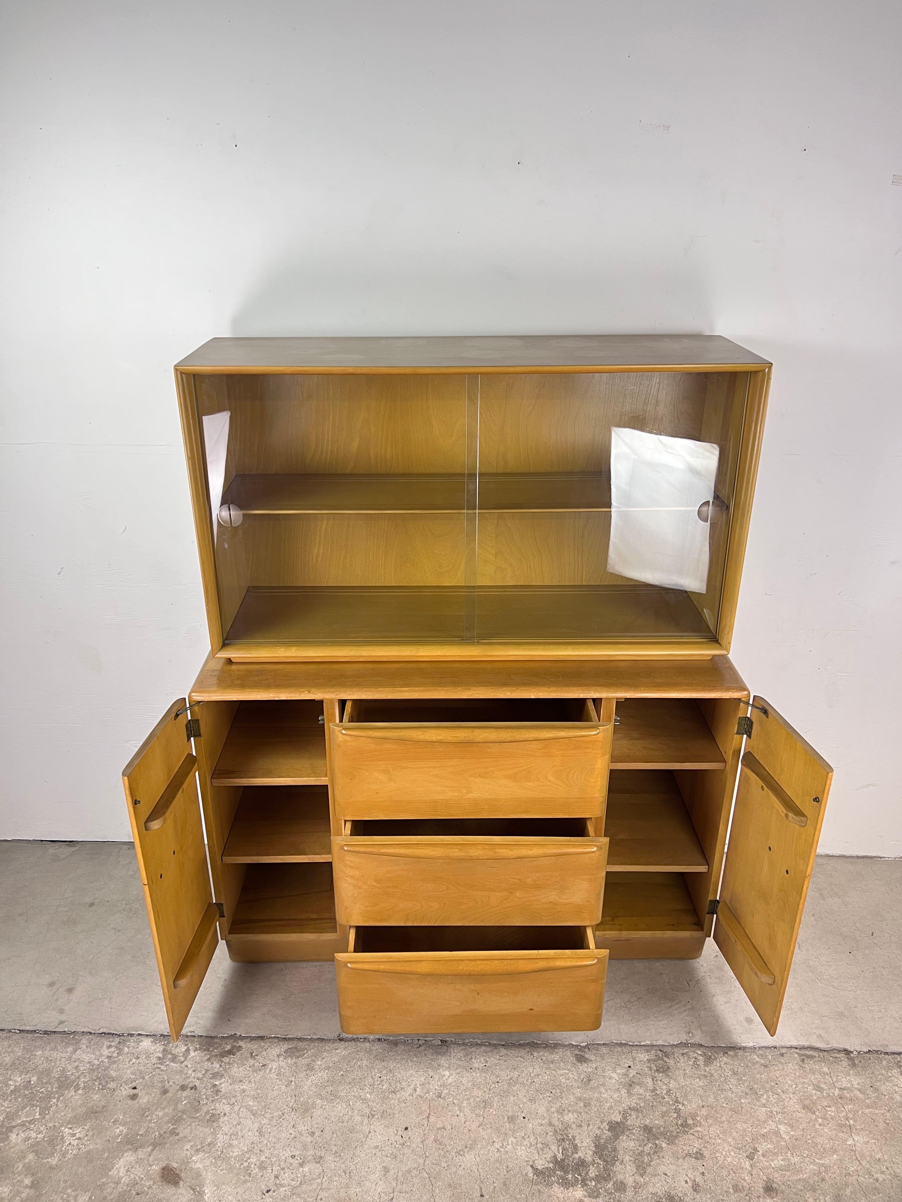 Mid Century Modern China Cabinet by Heywood Wakefield In Excellent Condition In Freehold, NJ