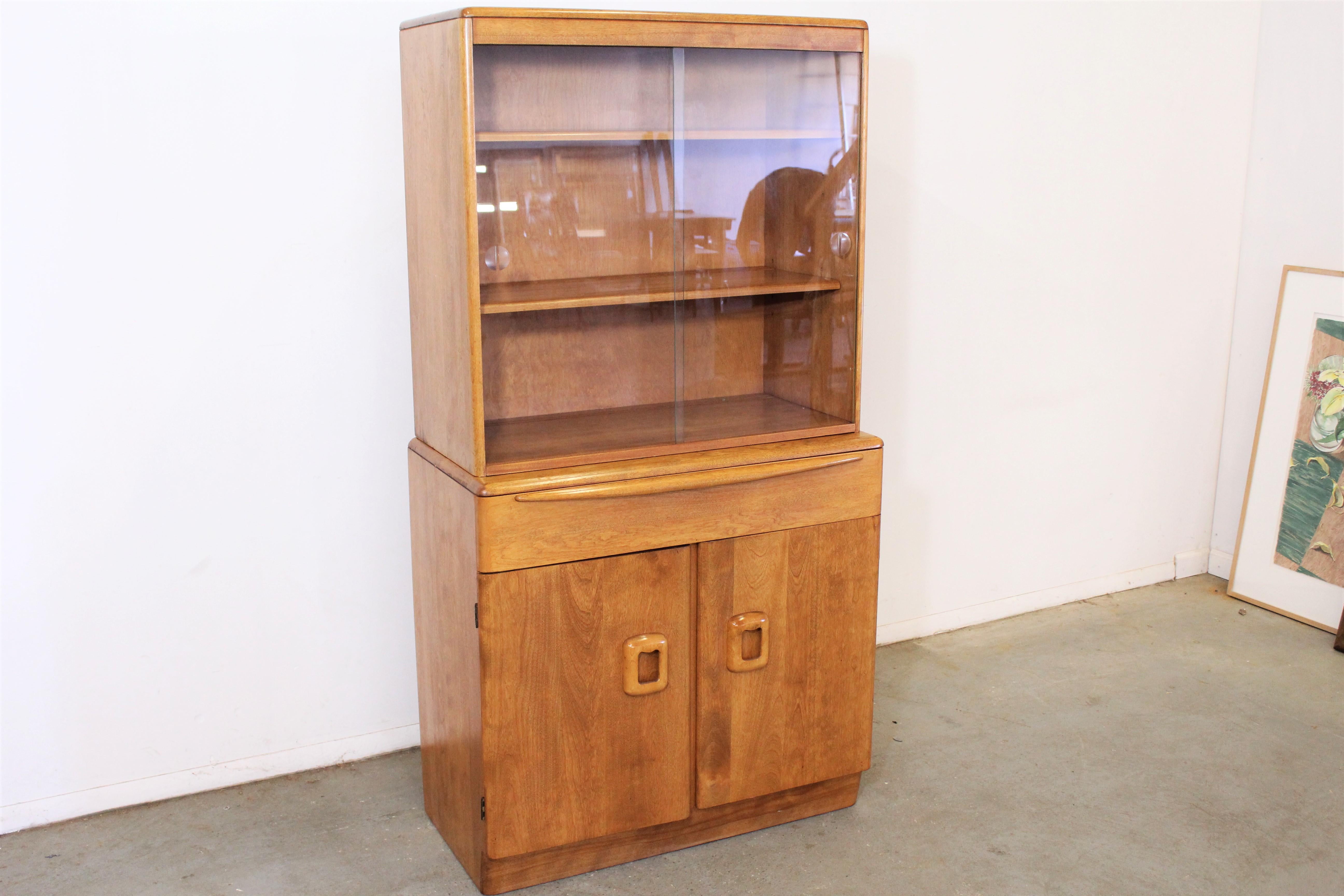 Vitrine de porcelaine de style moderne du milieu du siècle Heywood-Wakefield

Nous vous proposons un joli vaisselier de style danois moderne du milieu du siècle dernier, de marque Heywood Wakefield. C'est une superbe pièce du milieu du siècle qui