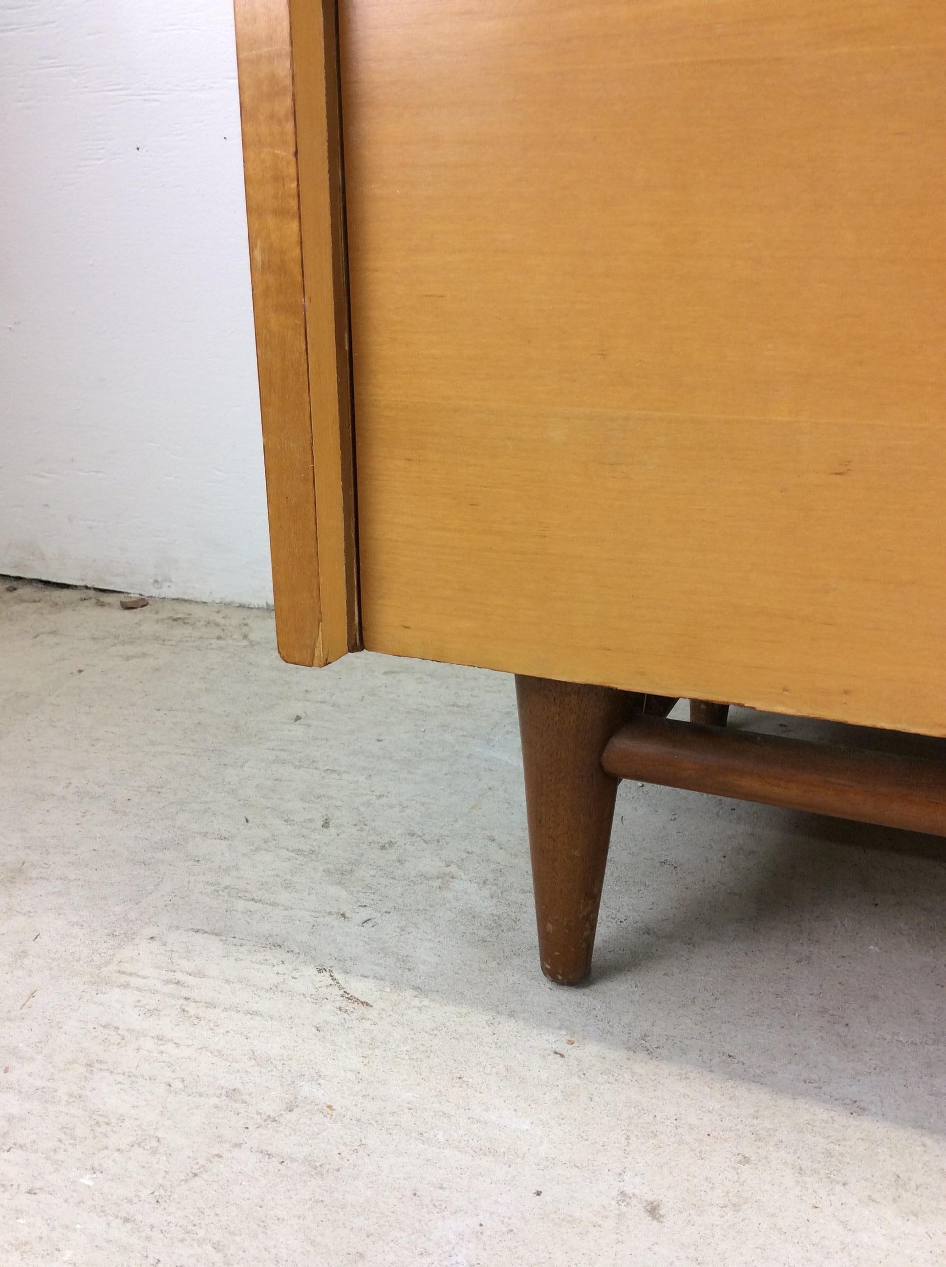Armadietto per le porcellane moderno del Mid Century con ante scorrevoli e 2 cassetti in vendita 3