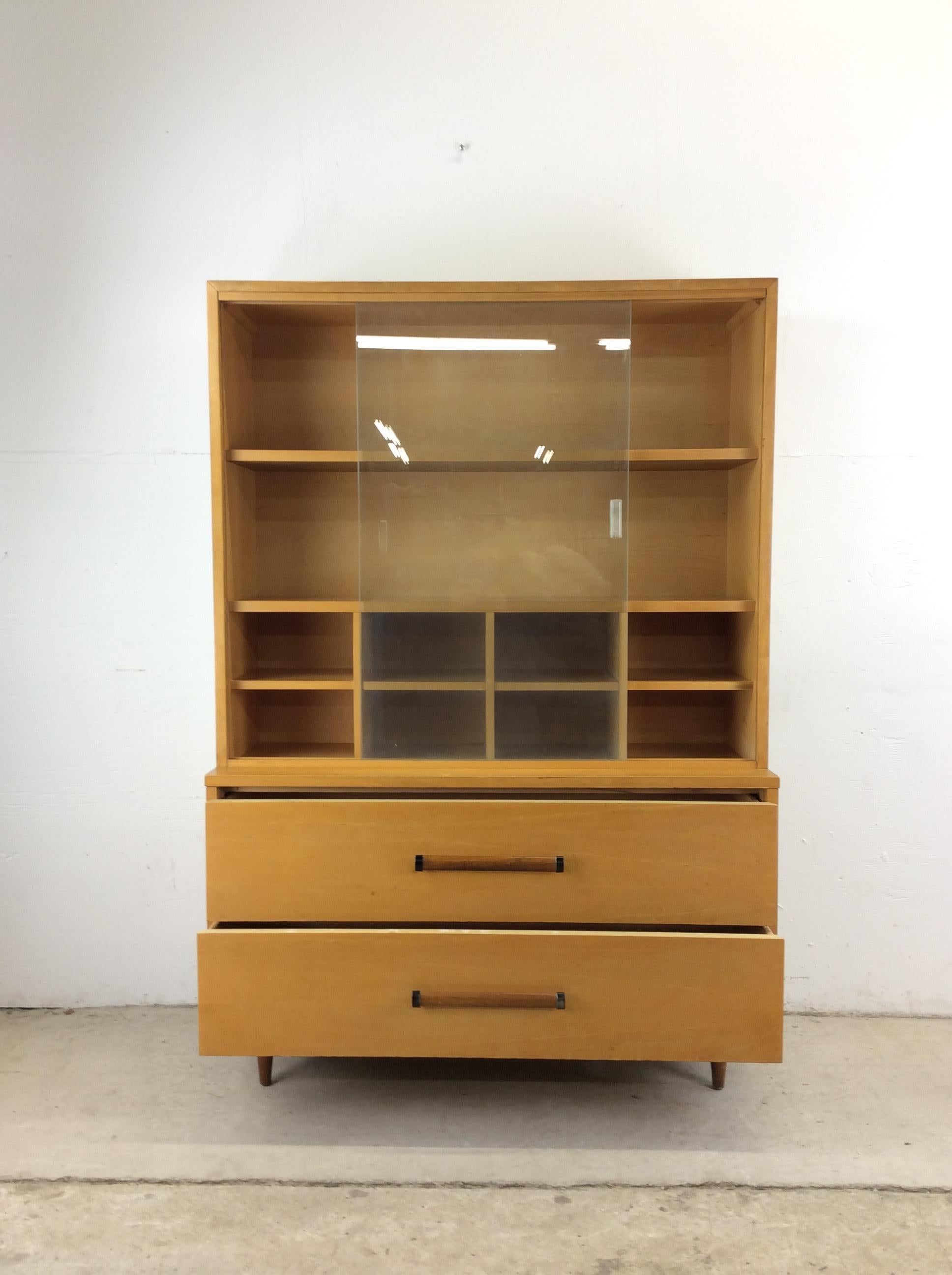 Armadietto per le porcellane moderno del Mid Century con ante scorrevoli e 2 cassetti in vendita 11