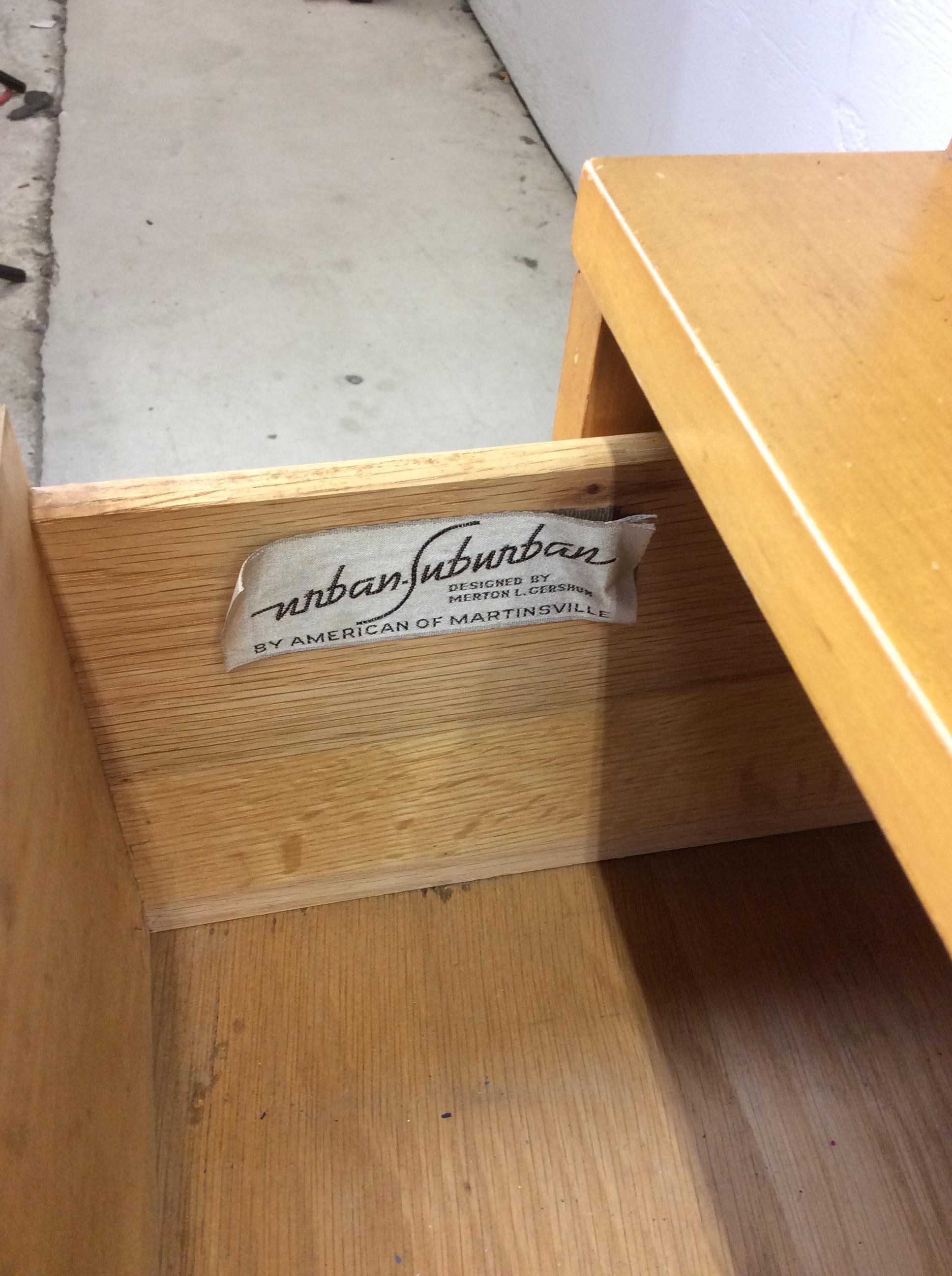 Armadietto per le porcellane moderno del Mid Century con ante scorrevoli e 2 cassetti in vendita 13