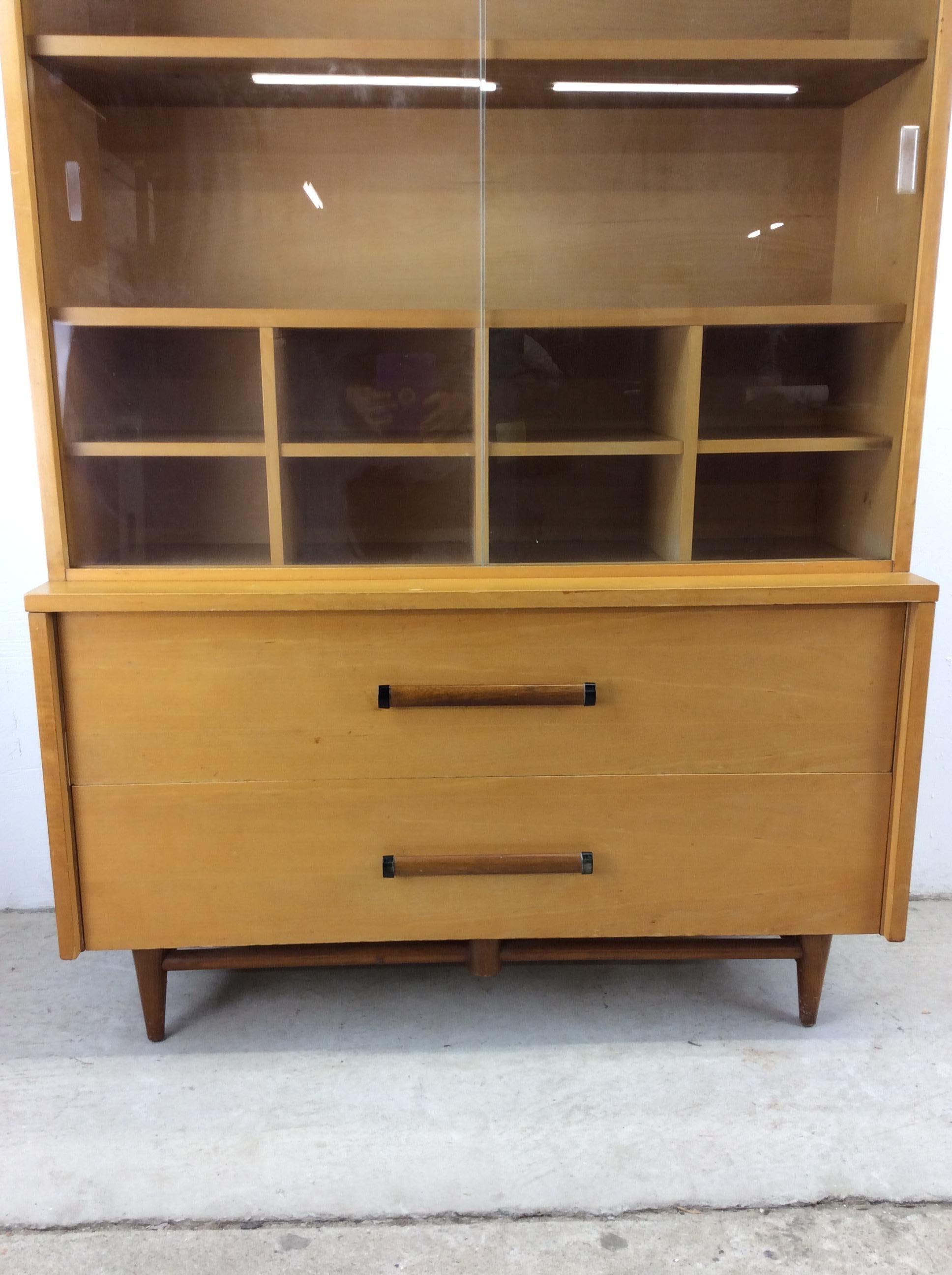 Mid-Century moderno Armadietto per le porcellane moderno del Mid Century con ante scorrevoli e 2 cassetti in vendita