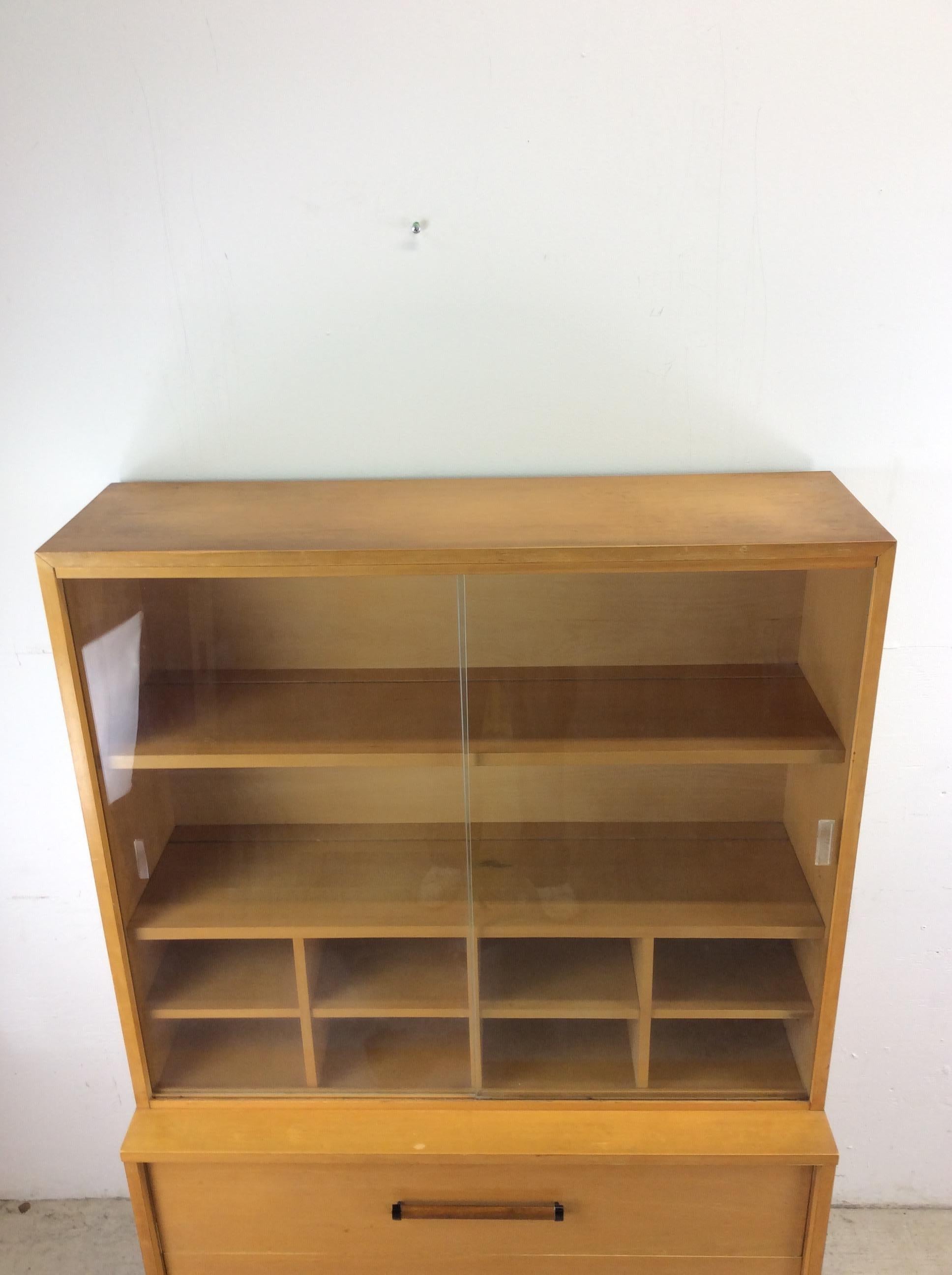 Americano Armadietto per le porcellane moderno del Mid Century con ante scorrevoli e 2 cassetti in vendita