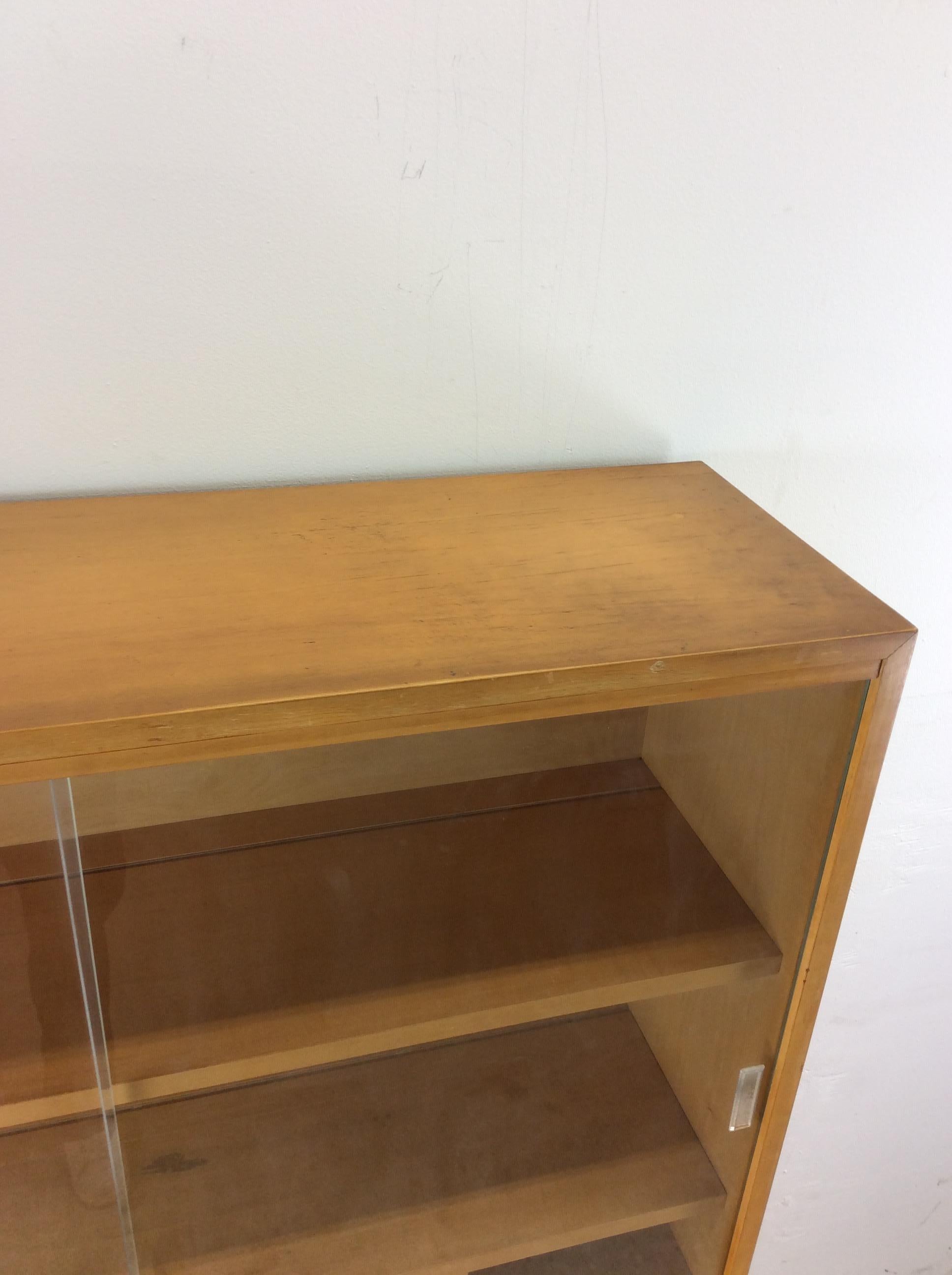 Armadietto per le porcellane moderno del Mid Century con ante scorrevoli e 2 cassetti In condizioni buone in vendita a Freehold, NJ