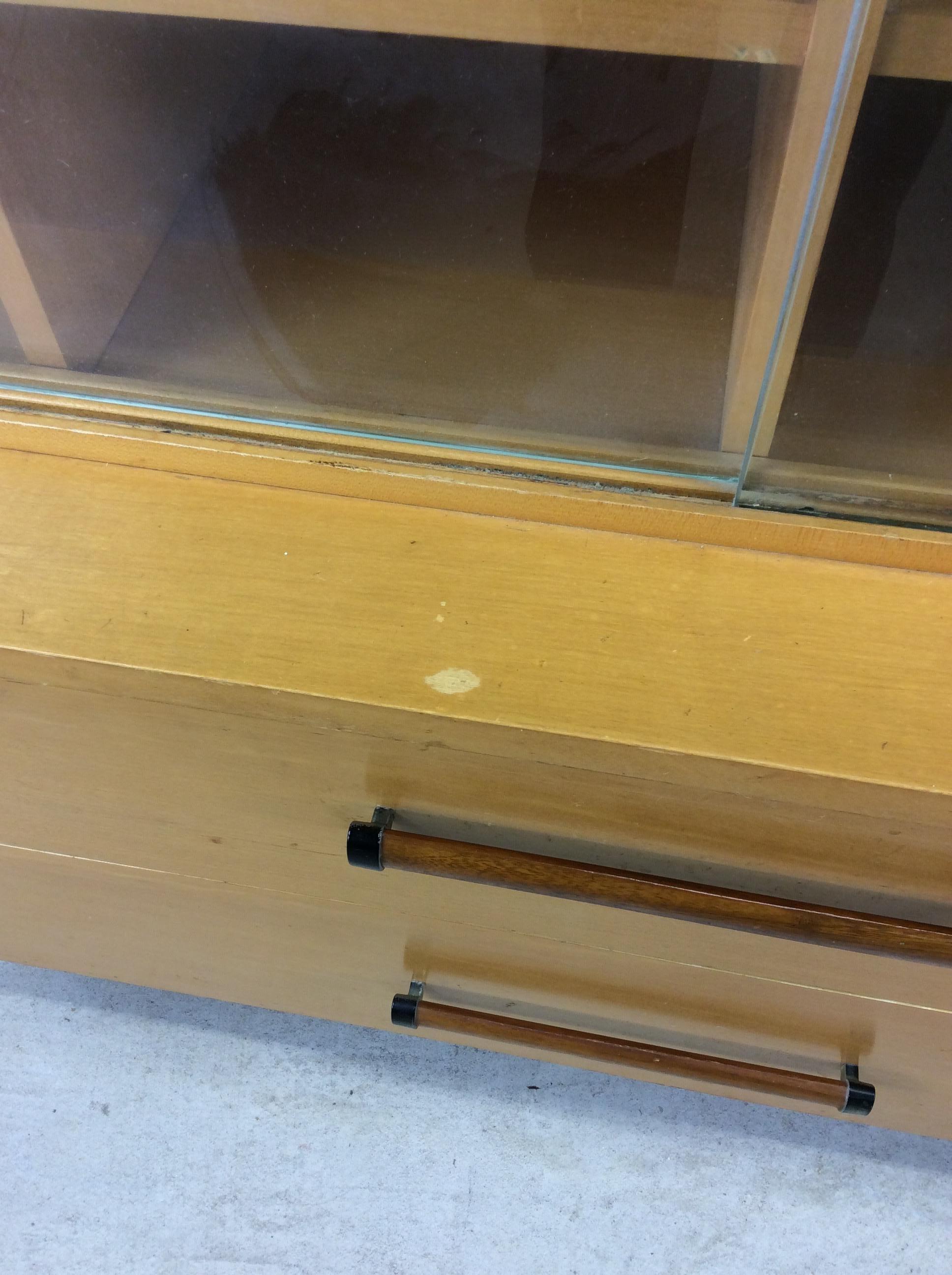 XX secolo Armadietto per le porcellane moderno del Mid Century con ante scorrevoli e 2 cassetti in vendita