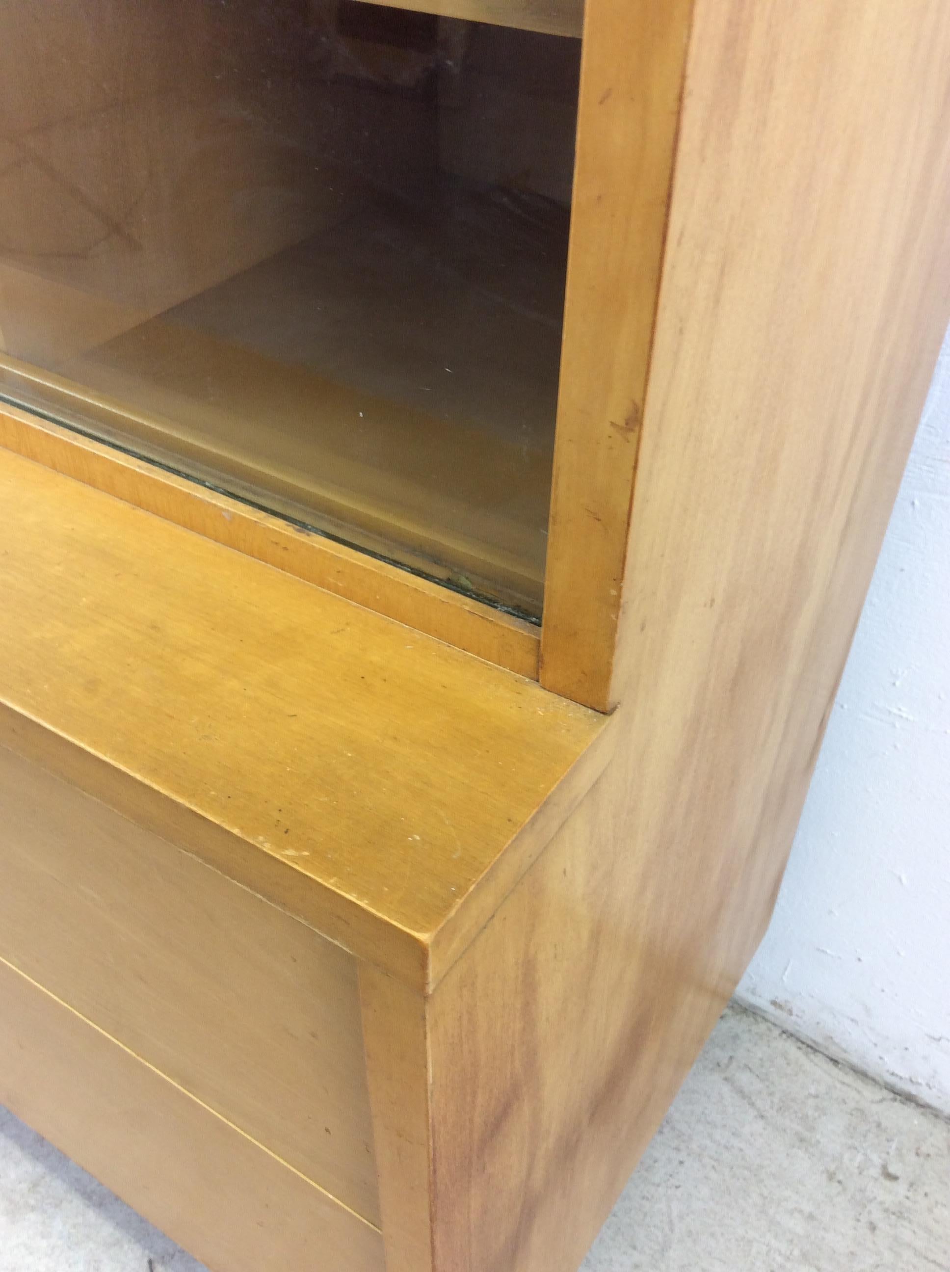 Vetro Armadietto per le porcellane moderno del Mid Century con ante scorrevoli e 2 cassetti in vendita