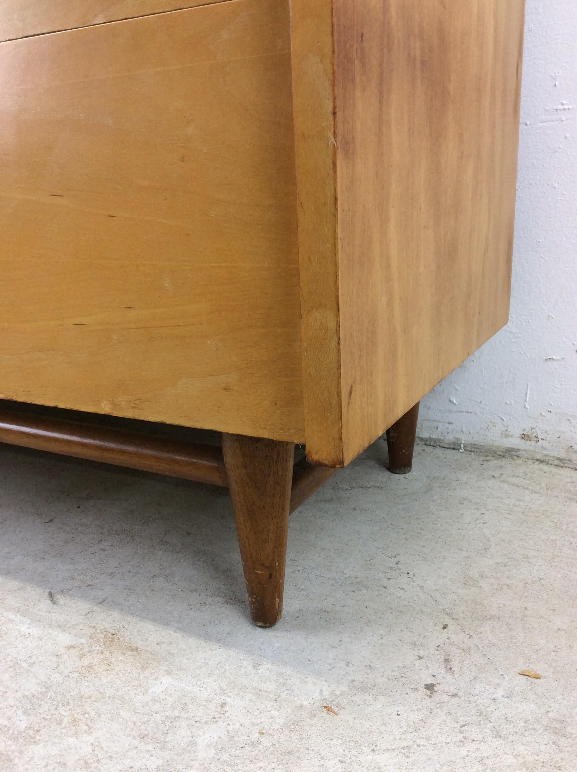 Armadietto per le porcellane moderno del Mid Century con ante scorrevoli e 2 cassetti in vendita 1
