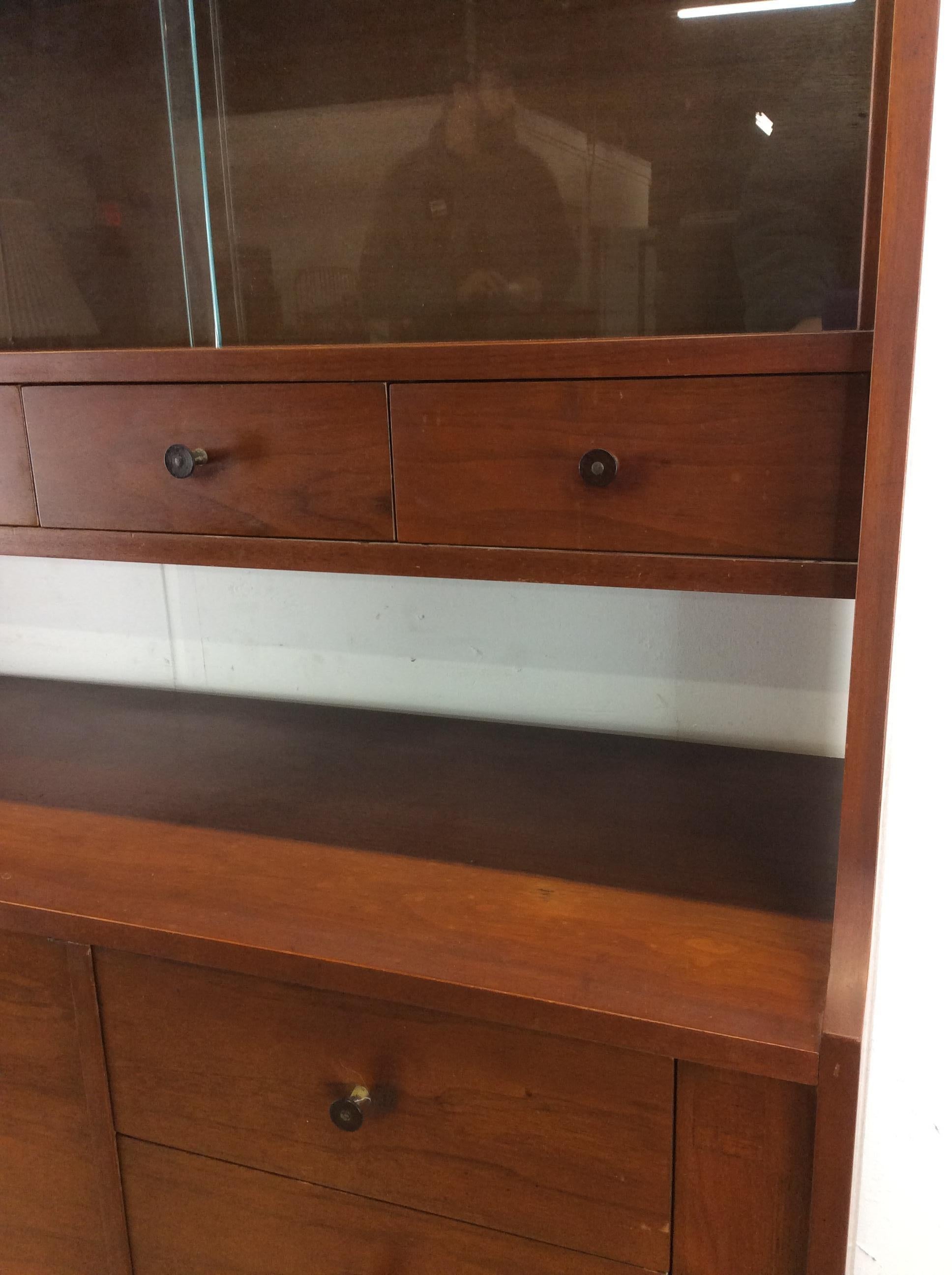 Mid Century Modern China Cabinet with Sliding Glass Doors In Good Condition For Sale In Freehold, NJ