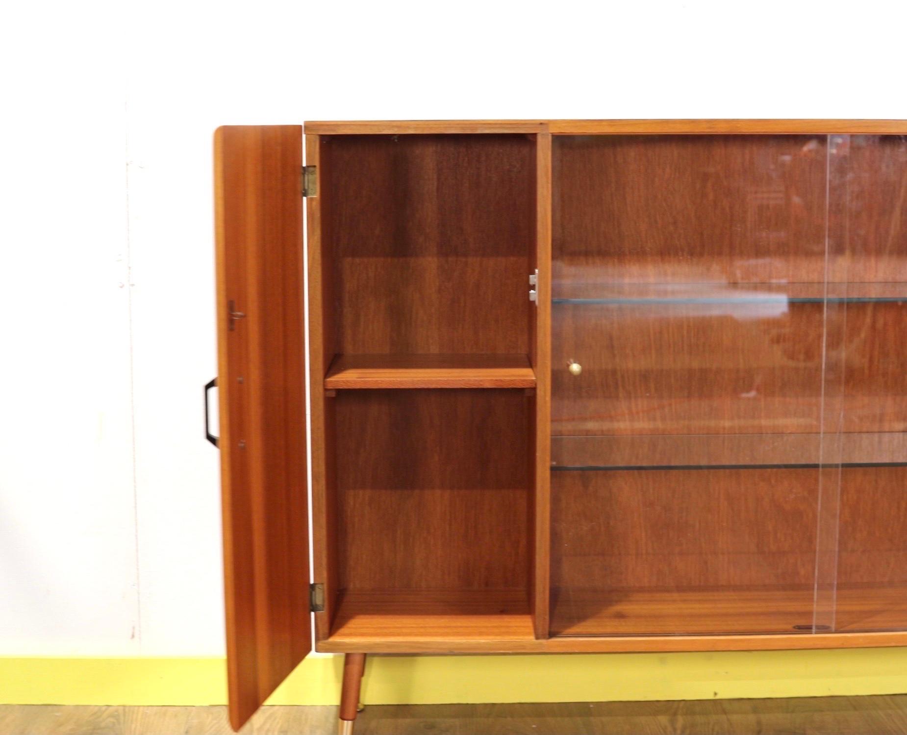 Mid-Century Modern China Display Cabinet by Turnidge of London In Good Condition In Los Angeles, CA