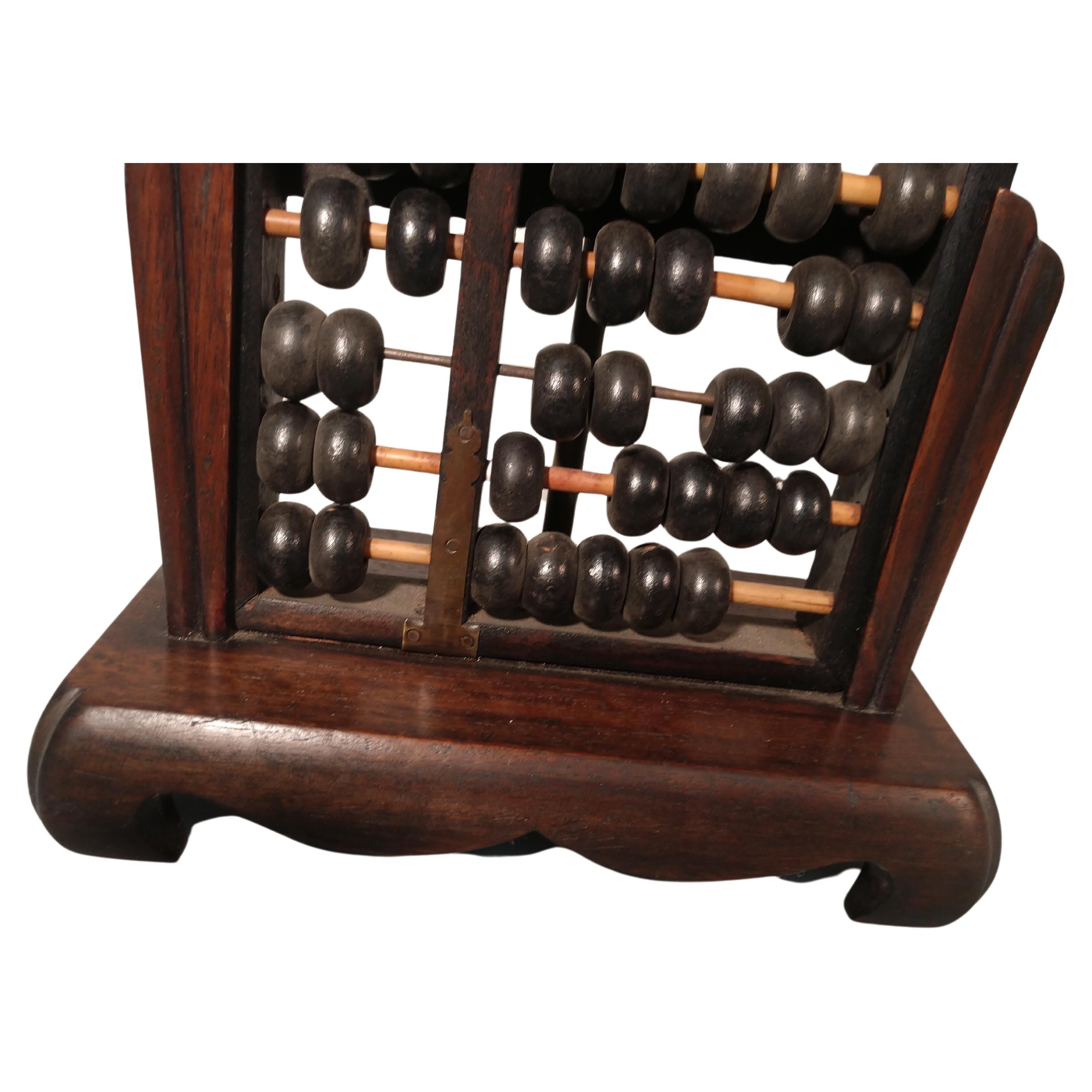 Lampe de table à boulier chinois en bois dur avec un cadre de comptage ébonisé et des accents en laiton. Utilisé depuis des siècles au Proche-Orient. Cette lampe particulière date du début des années 1960 et est en très bon état. Abat-jour inclus.