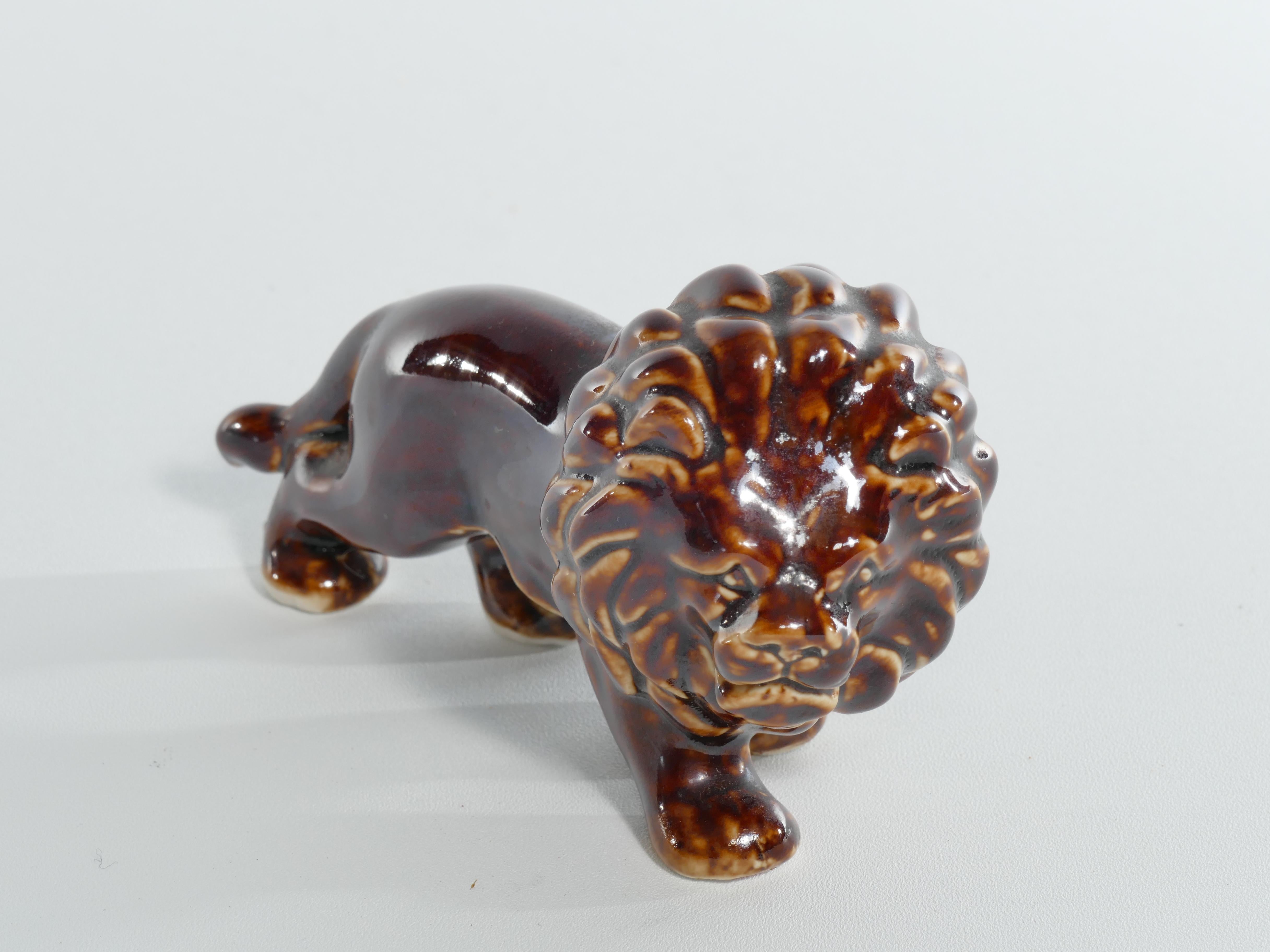 Mid-Century Modern Chinese Brown Glazed Lion Figurine In Good Condition For Sale In Grythyttan, SE