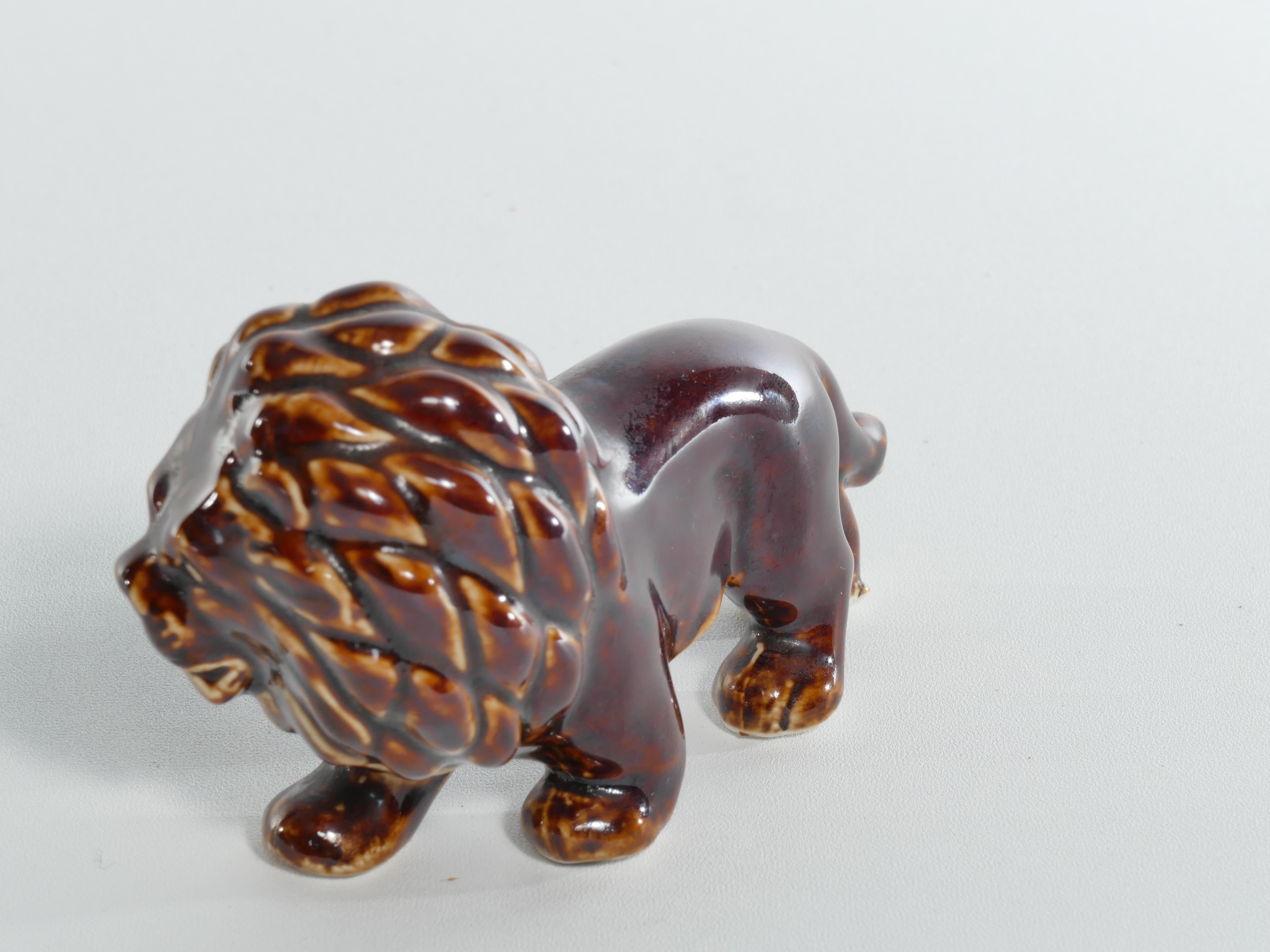 Mid-Century Modern Chinese Brown Glazed Lion Figurine For Sale 1