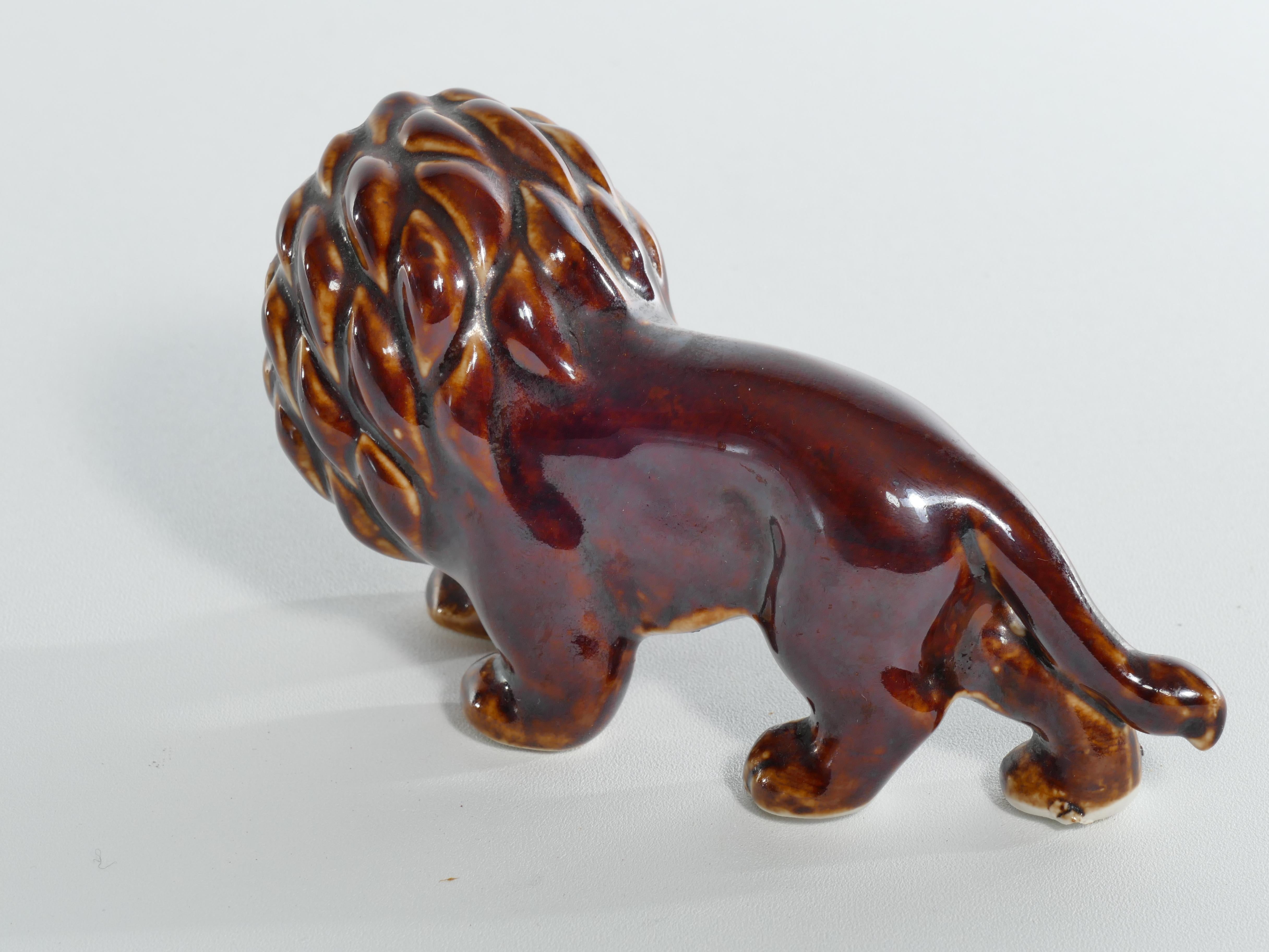 Mid-Century Modern Chinese Brown Glazed Lion Figurine For Sale 2