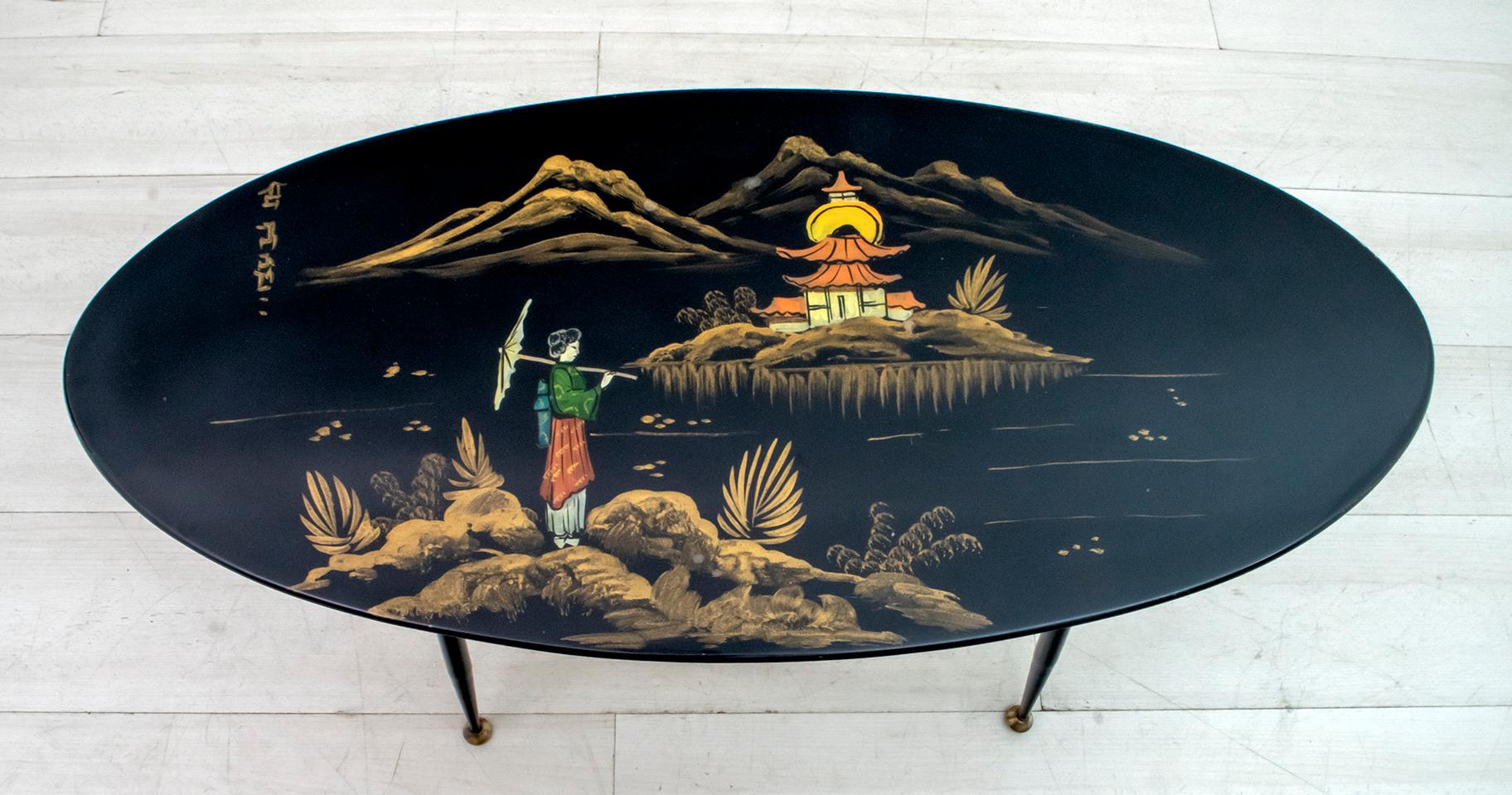 Table basse vintage de conception européenne avec pieds en métal et plateau décoré à la main de motifs chinois.