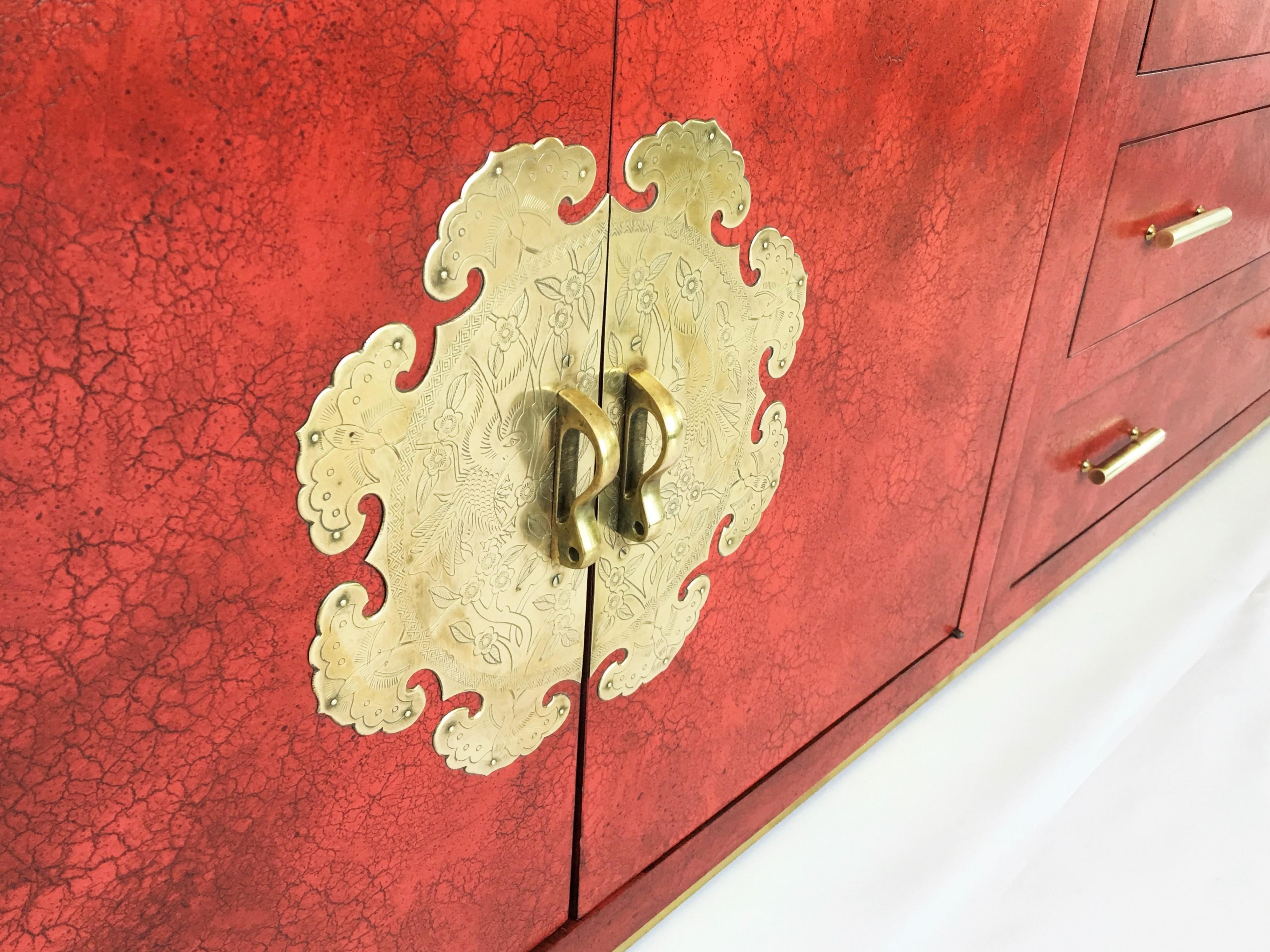 Ottone Credenza o credenza Chinoiserie moderna di metà secolo in vendita