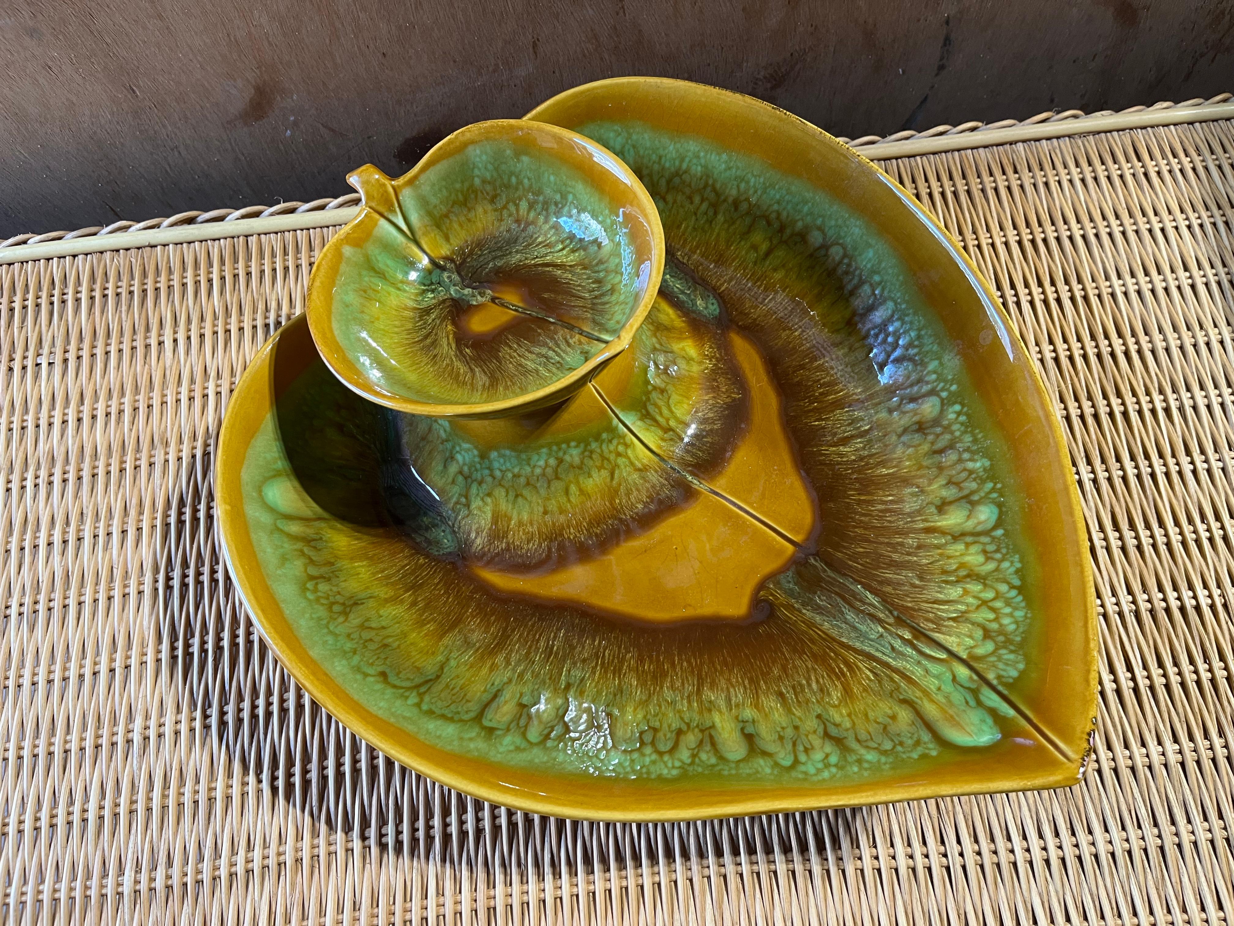 Mid-Century Modern Chip & Dip Green Leaf Glazed Ceramic Bowl, circa 1960s For Sale 2