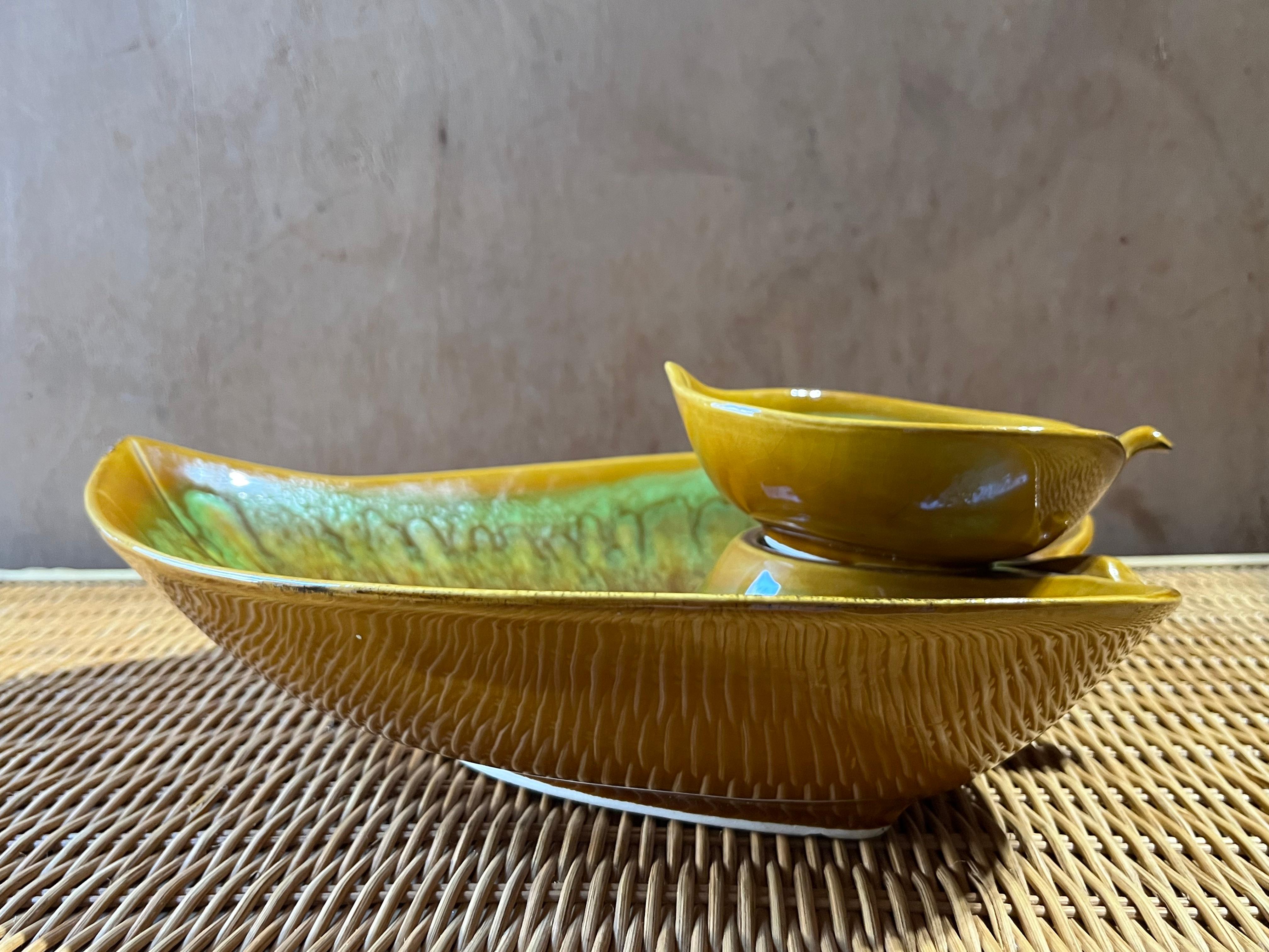 Mid-Century Modern Chip & Dip Green Leaf Glazed Ceramic Bowl, circa 1960s For Sale 3