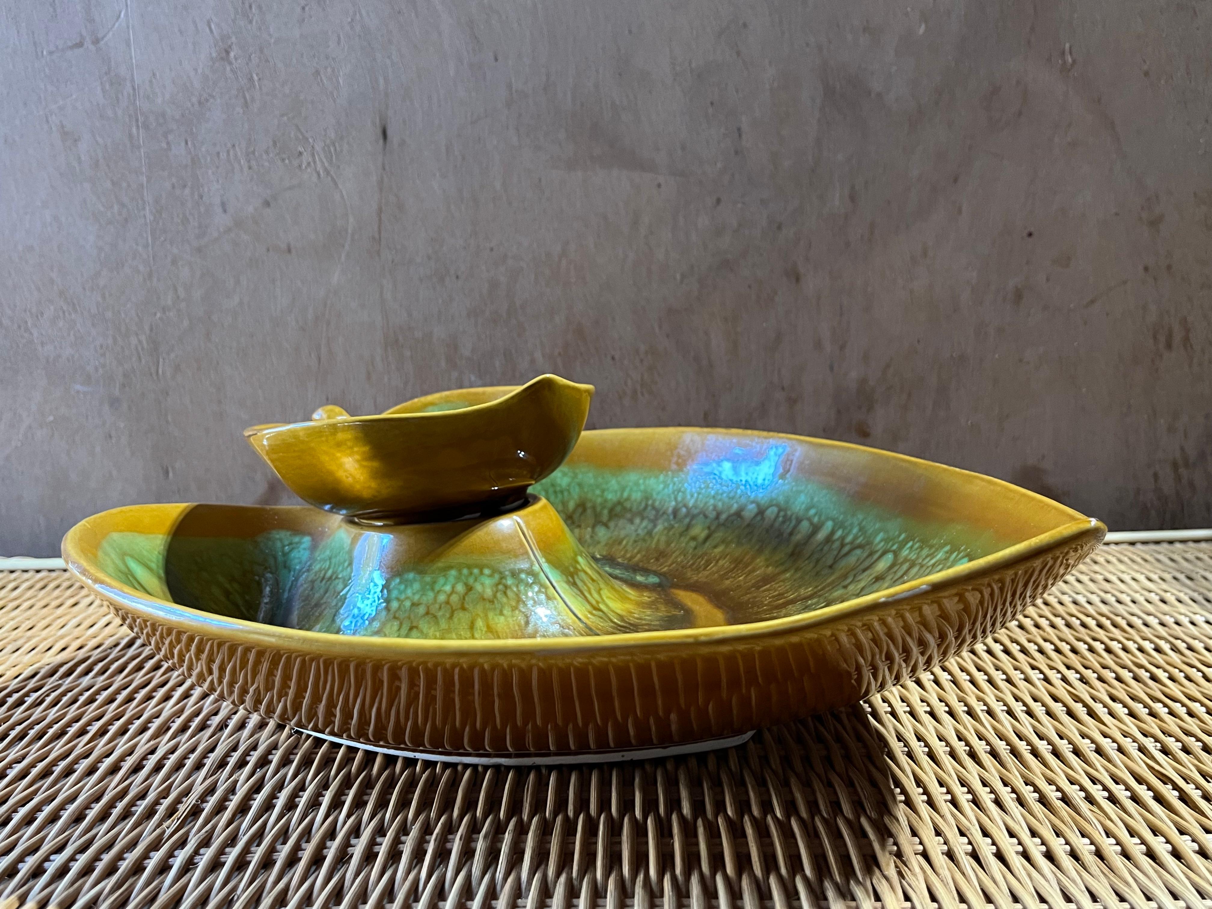 Mid-Century Modern Chip & Dip Green Leaf Glazed Ceramic Bowl, circa 1960s For Sale 5