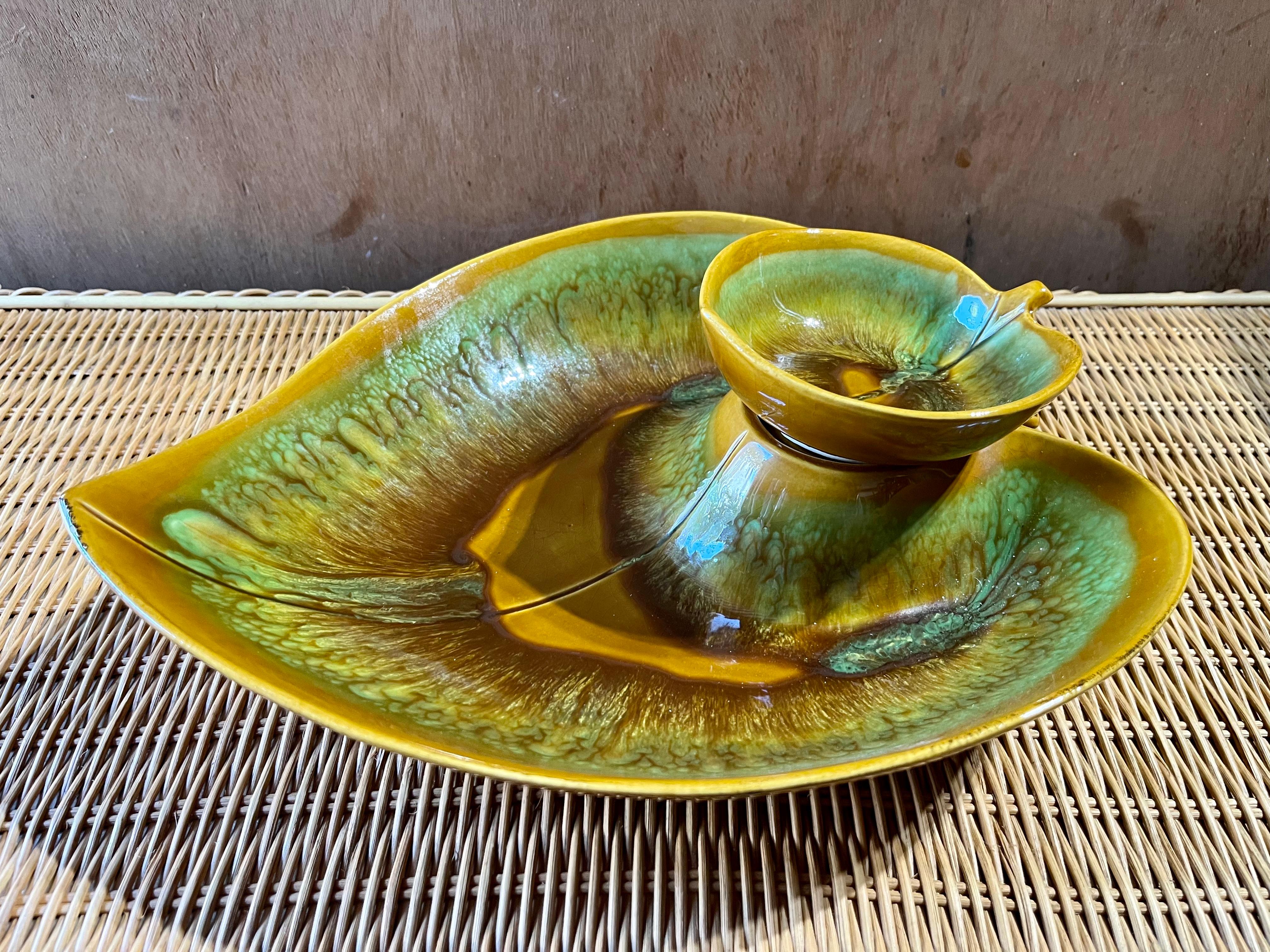 Vintage Mid Century Modern Chip & Dip Green Leaf Glazed Ceramic Bowl. Circa 1960er Jahre
Großzügige Größe und eine schöne Blattform in Avocadogrün, Teal und Braun.
In ausgezeichnetem Originalzustand mit sehr geringen alters- und geschichtstypischen