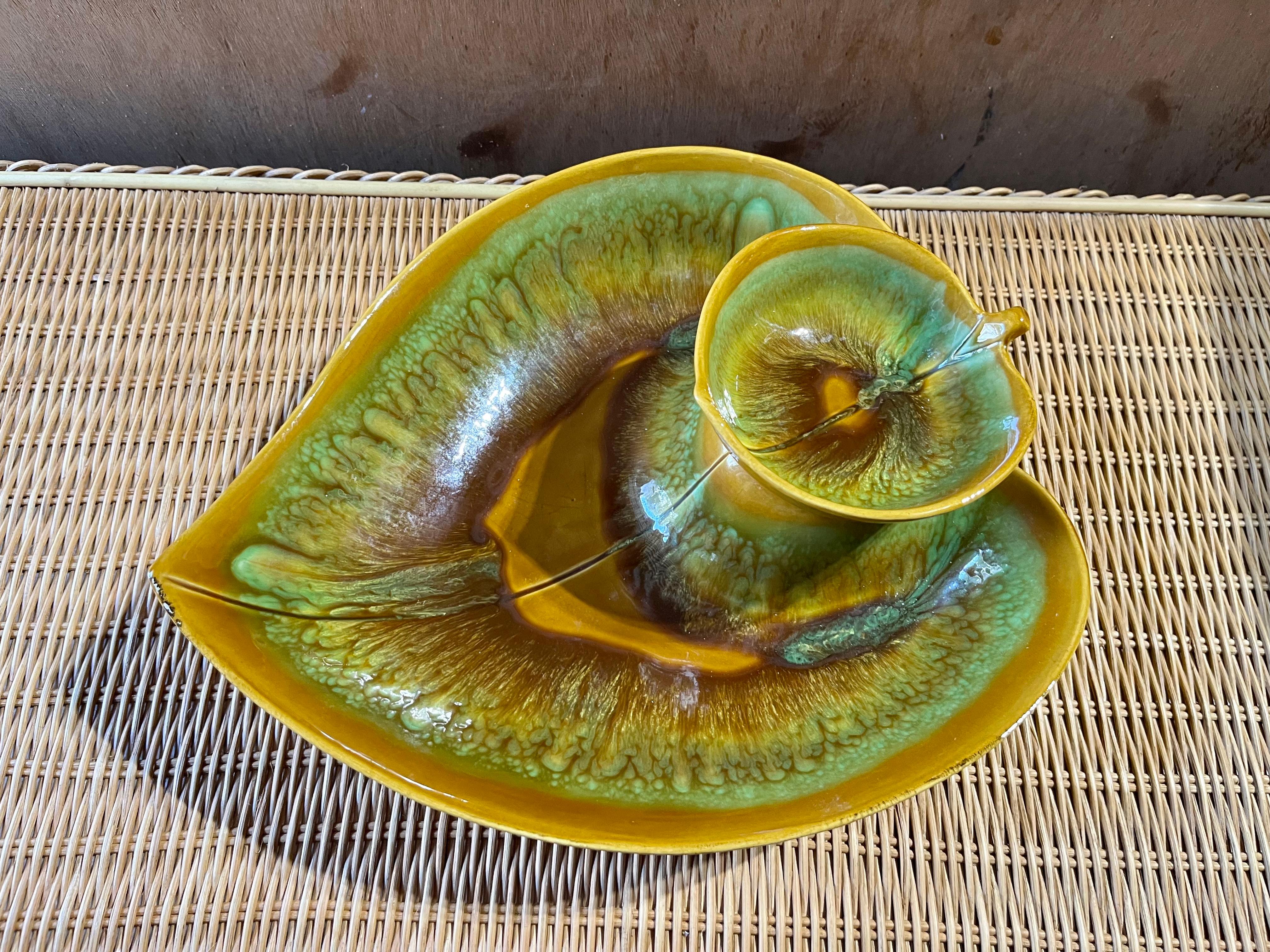 Mid Century Modern Chip & Dip Green Leaf Glazed Ceramic Bowl. Circa 1960er Jahre (Moderne der Mitte des Jahrhunderts) im Angebot