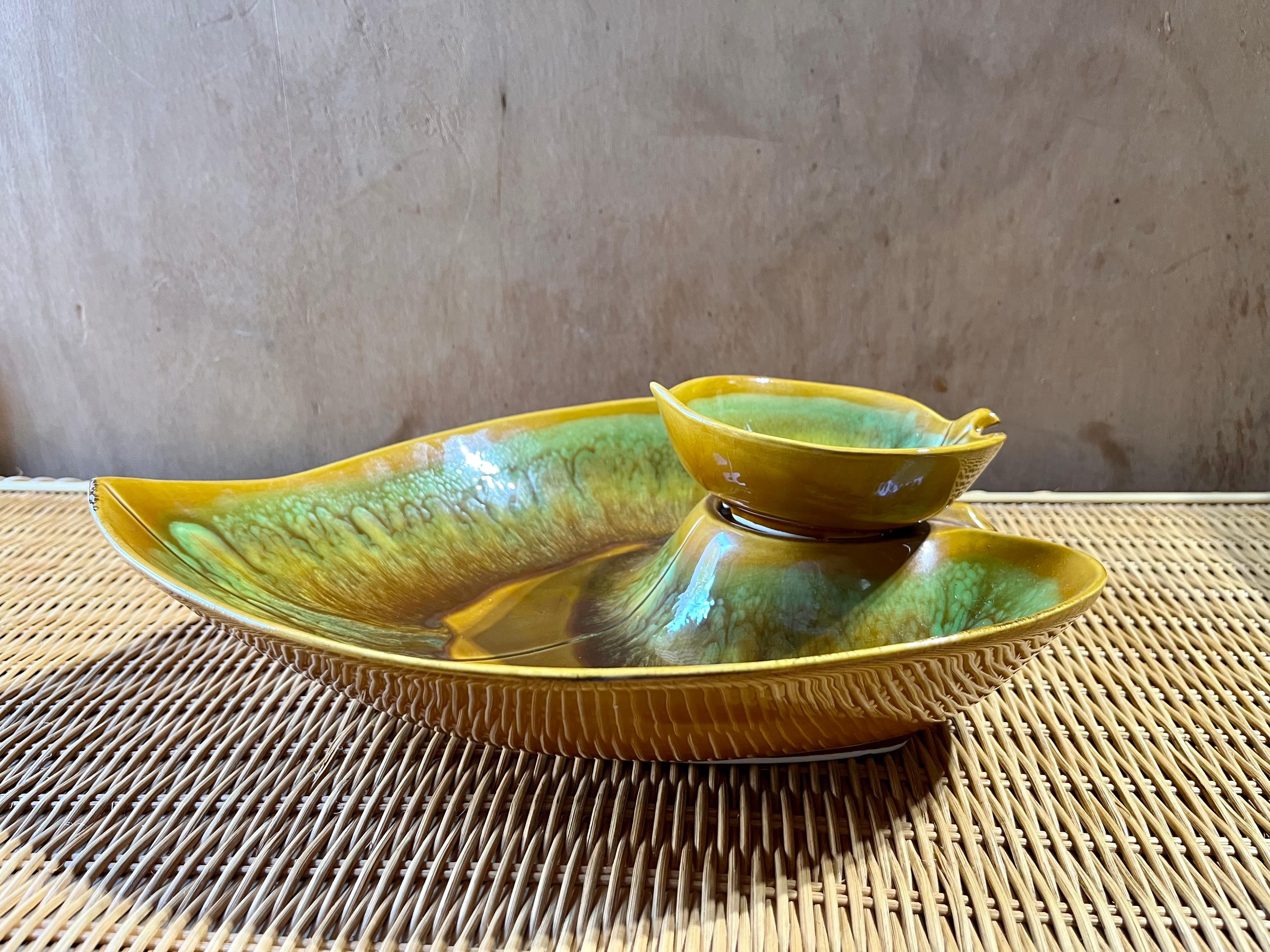 Mid Century Modern Chip & Dip Green Leaf Glazed Ceramic Bowl. Circa 1960er Jahre (amerikanisch) im Angebot