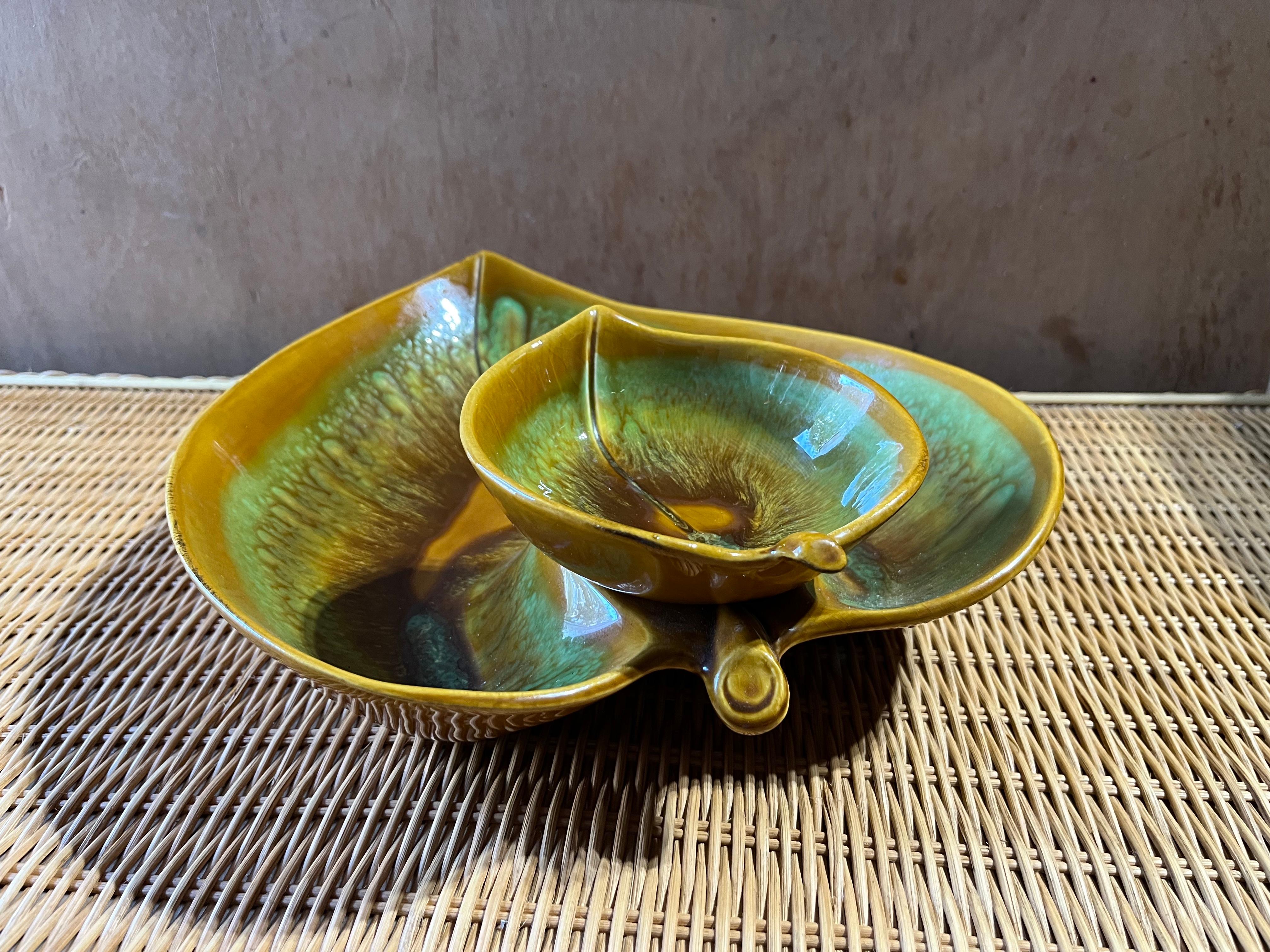 Mid Century Modern Chip & Dip Green Leaf Glazed Ceramic Bowl. Circa 1960er Jahre (Glasiert) im Angebot