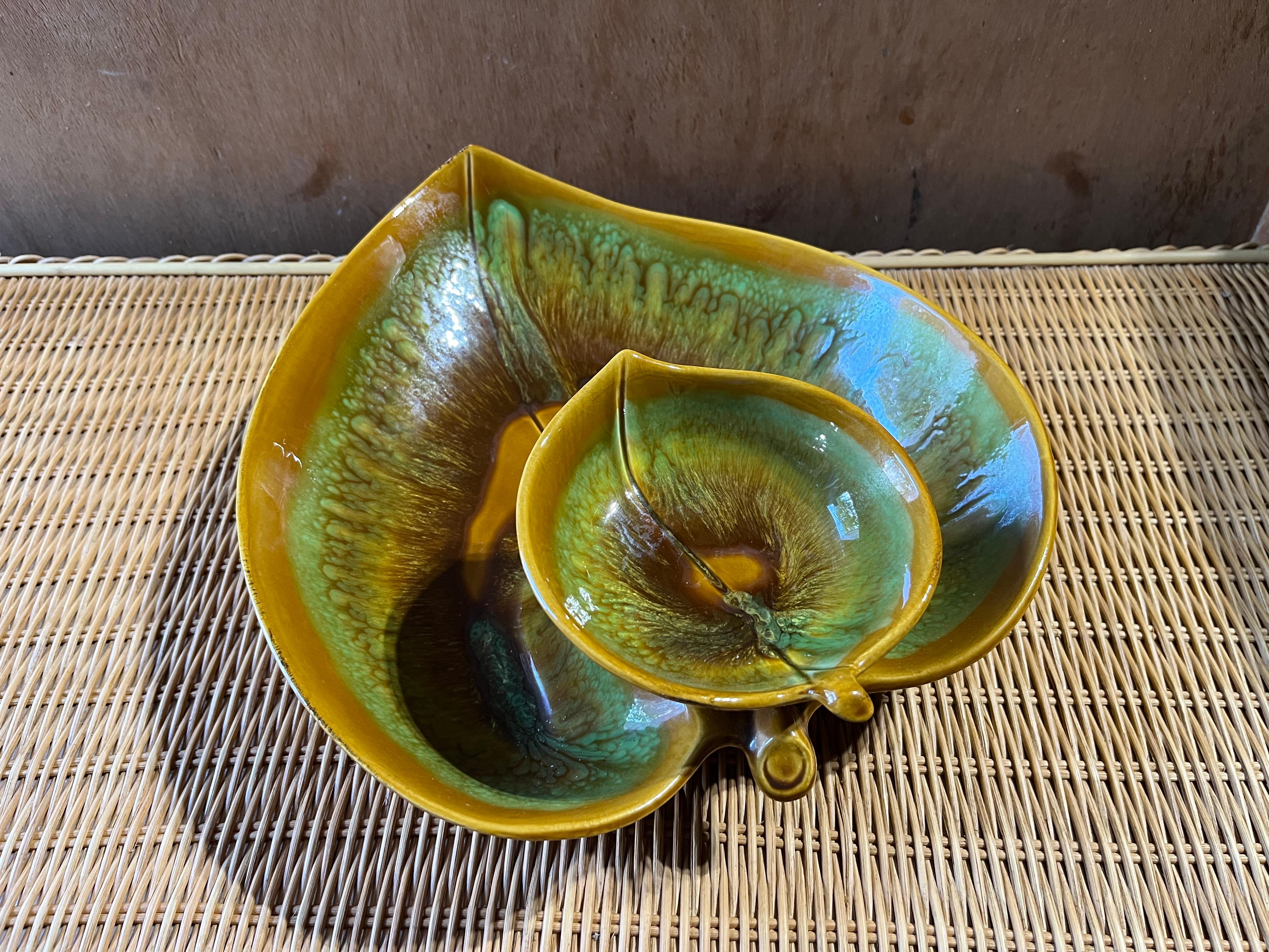 American Mid-Century Modern Chip & Dip Green Leaf Glazed Ceramic Bowl, circa 1960s For Sale
