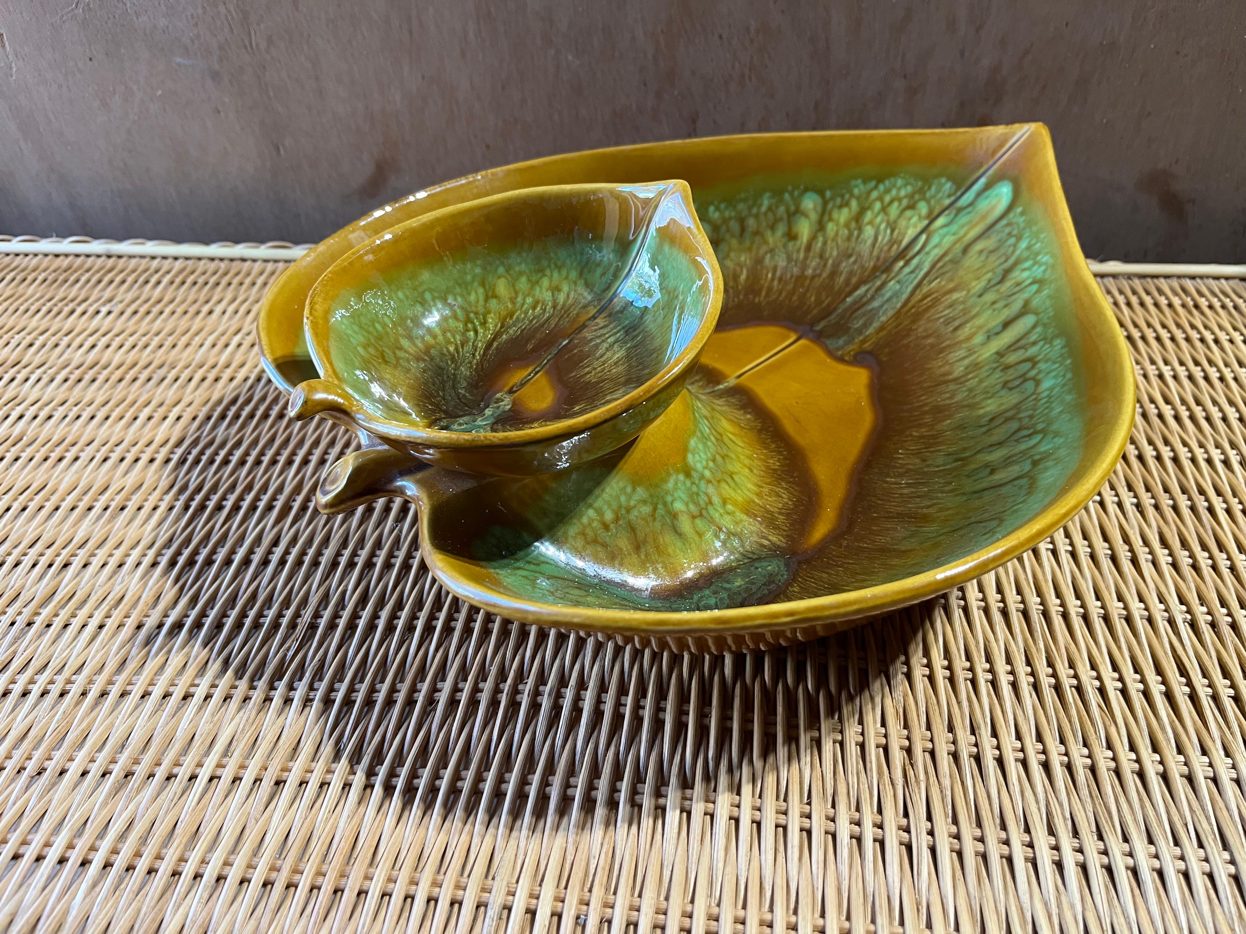 Mid Century Modern Chip & Dip Green Leaf Glazed Ceramic Bowl. Circa 1960er Jahre (Mitte des 20. Jahrhunderts) im Angebot