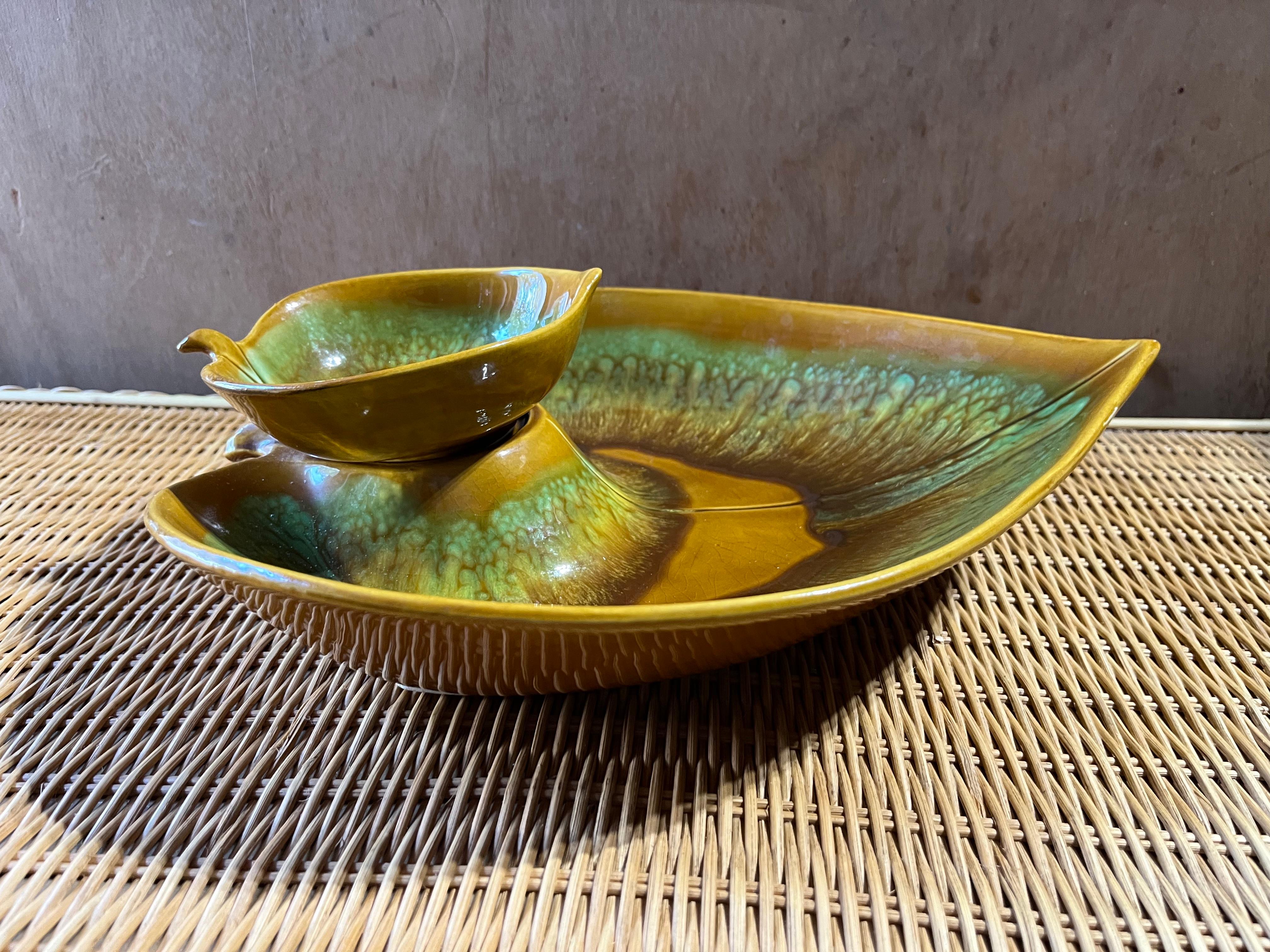 Mid Century Modern Chip & Dip Green Leaf Glazed Ceramic Bowl. Circa 1960er Jahre (Keramik) im Angebot
