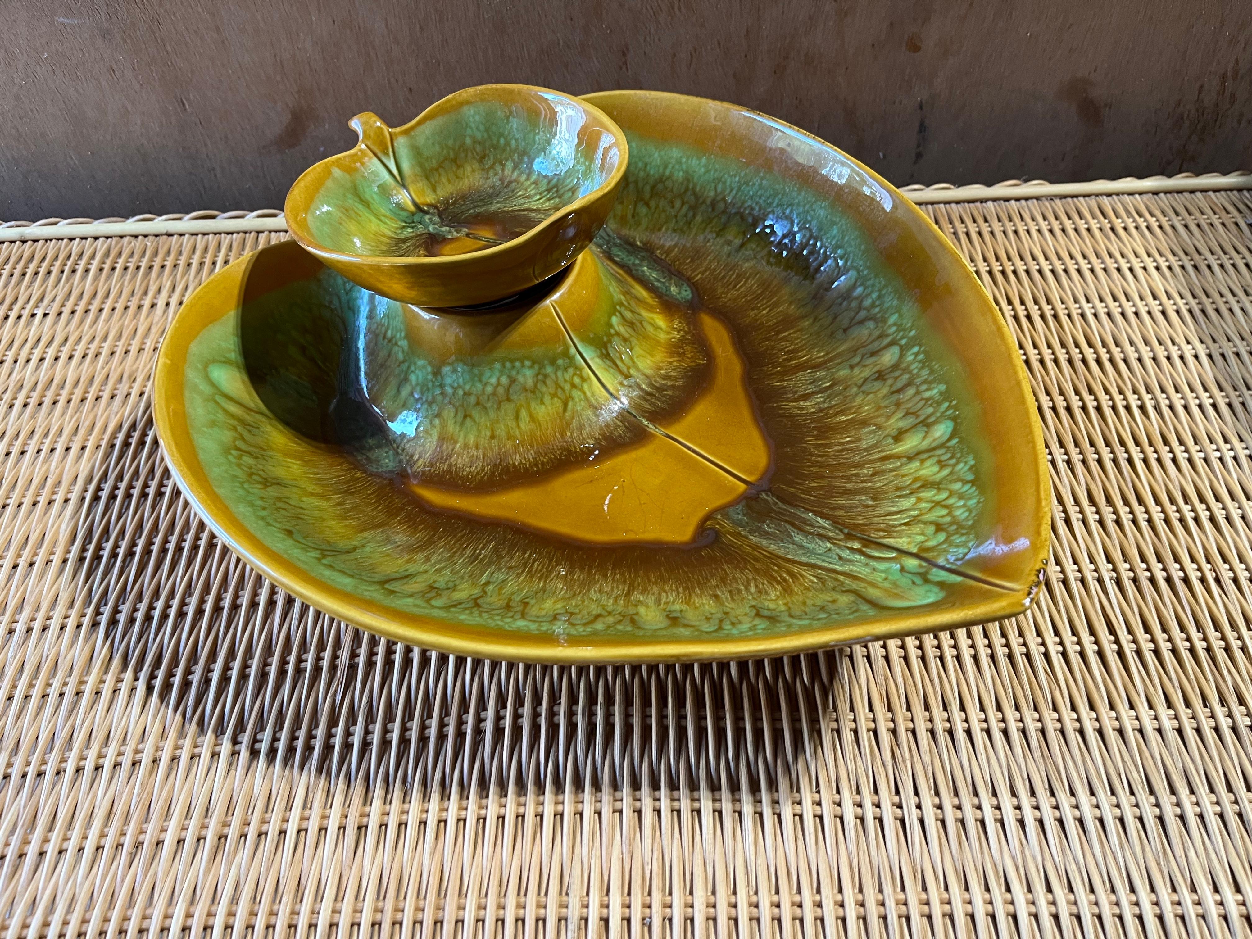 Mid-Century Modern Chip & Dip Green Leaf Glazed Ceramic Bowl, circa 1960s For Sale 1