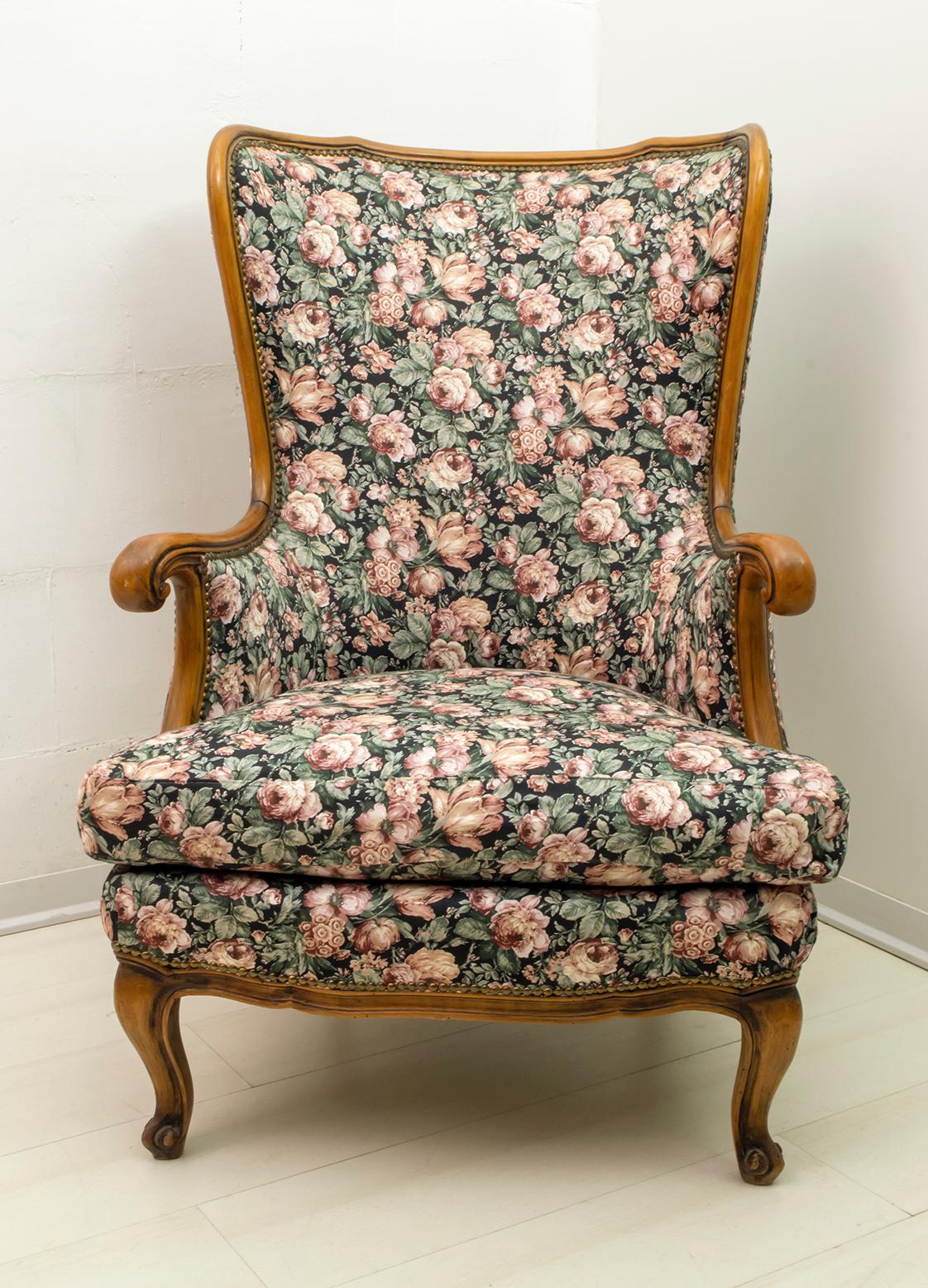 Beautiful Chippendale style armchair, curved back, walnut structure and English cotton fabric covering, 1960s.