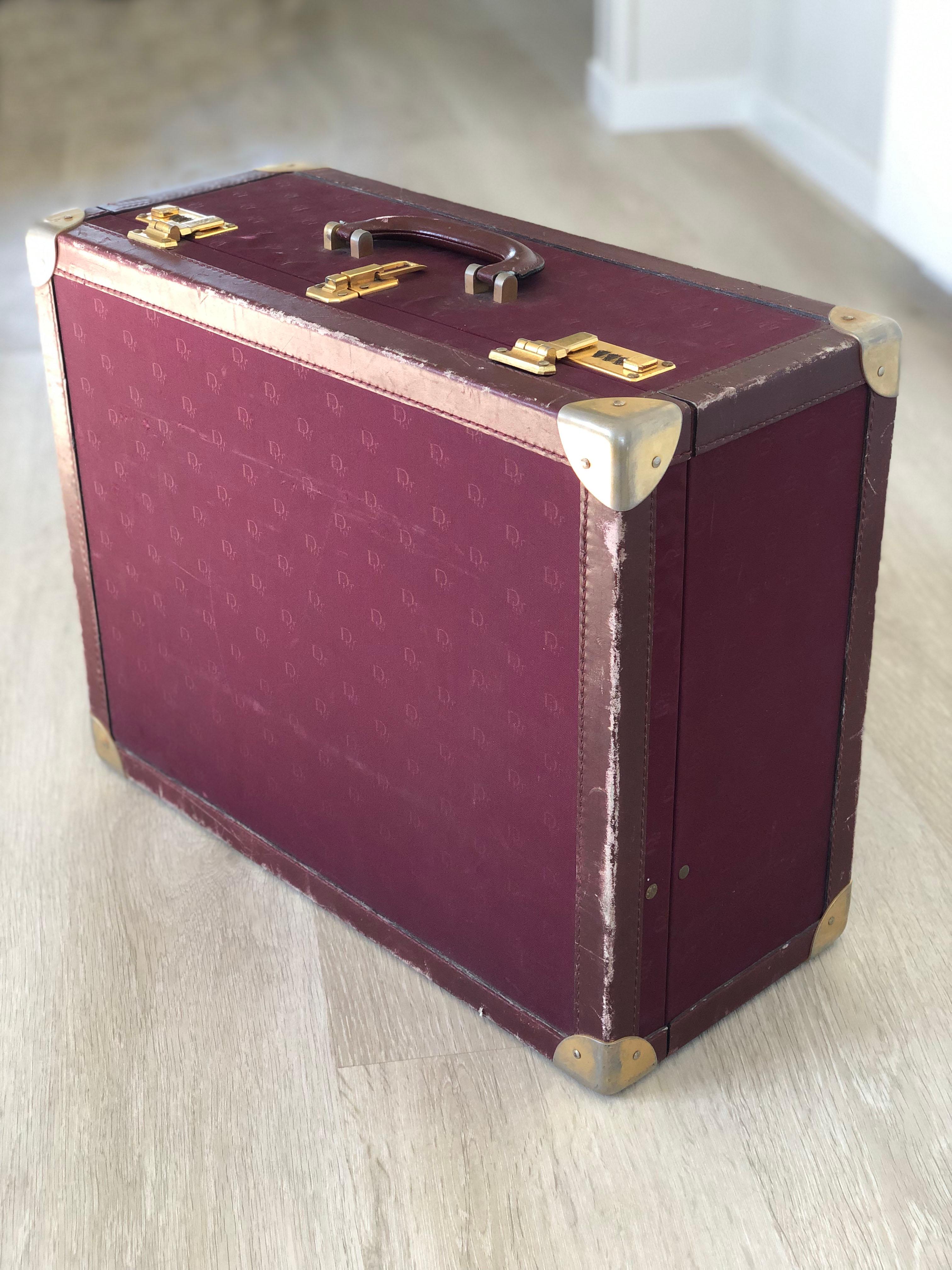 Valise vintage exceptionnellement rare de Christian Dior Lunettes De Soleil : L'élégance intemporelle rencontre la praticité. Le rêve d'un collectionneur, l'indispensable d'une icône de la mode. Une histoire de luxe qui vous appartient. Rangez vos