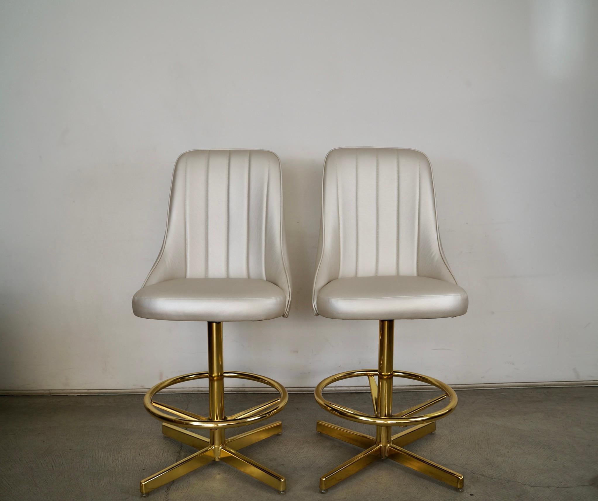 Se vende pareja de taburetes de mostrador vintage Mid century Modern. Los fabricaba Chromcraft, y se hacían aquí, en EEUU. Son taburetes de gran calidad, con base y reposapiés de latón, y giratorios. Se han retapizado profesionalmente en una piel