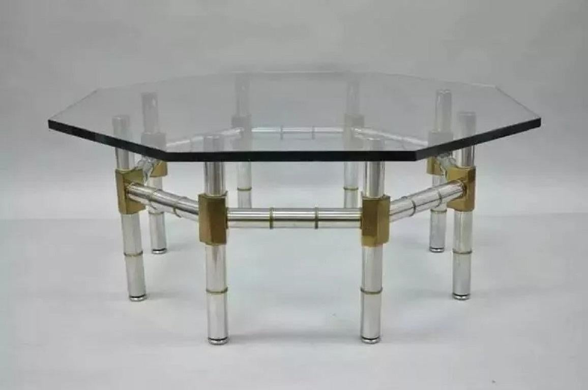 Table basse octogonale en verre avec plateau en laiton et chrome. Cet article est doté d'un cadre unique en laiton et en chrome de style faux bambou, d'un plateau en verre de 0,75