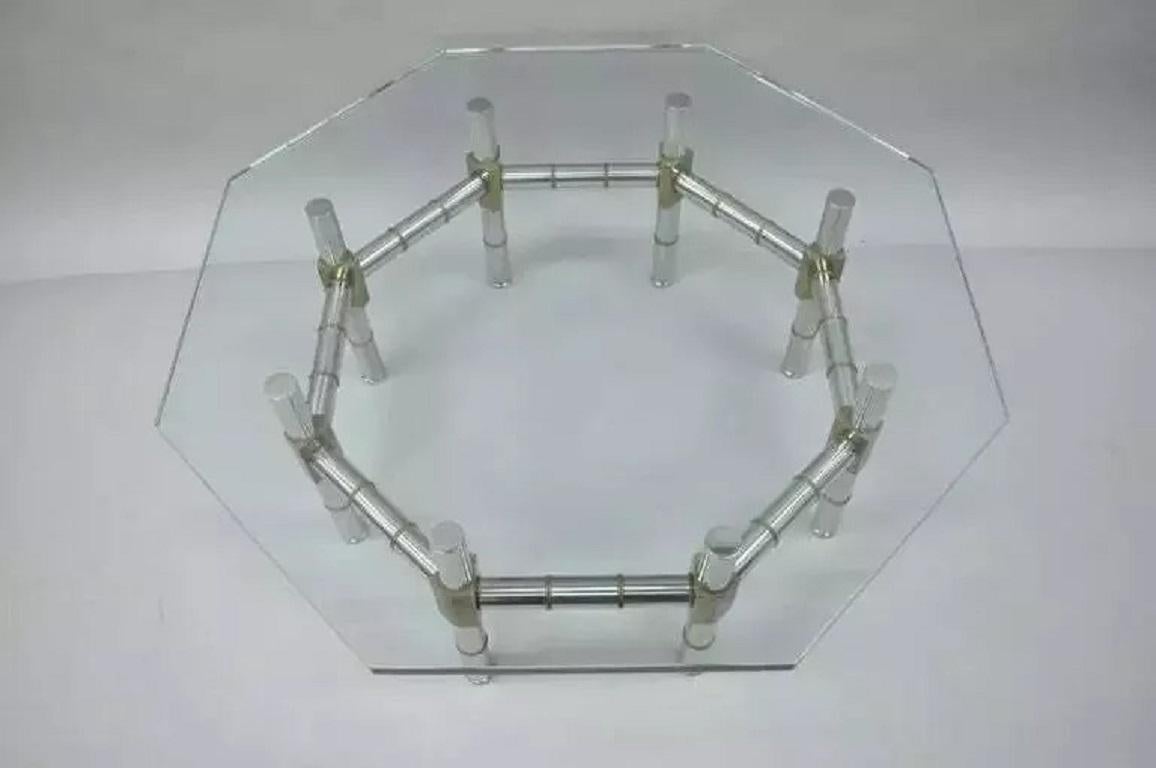 Inconnu Table basse octogonale à plateau en verre, chrome et laiton, The Modernity en vente