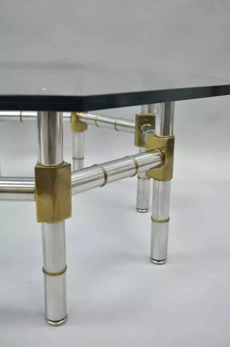 Table basse octogonale à plateau en verre, chrome et laiton, The Modernity en vente 1