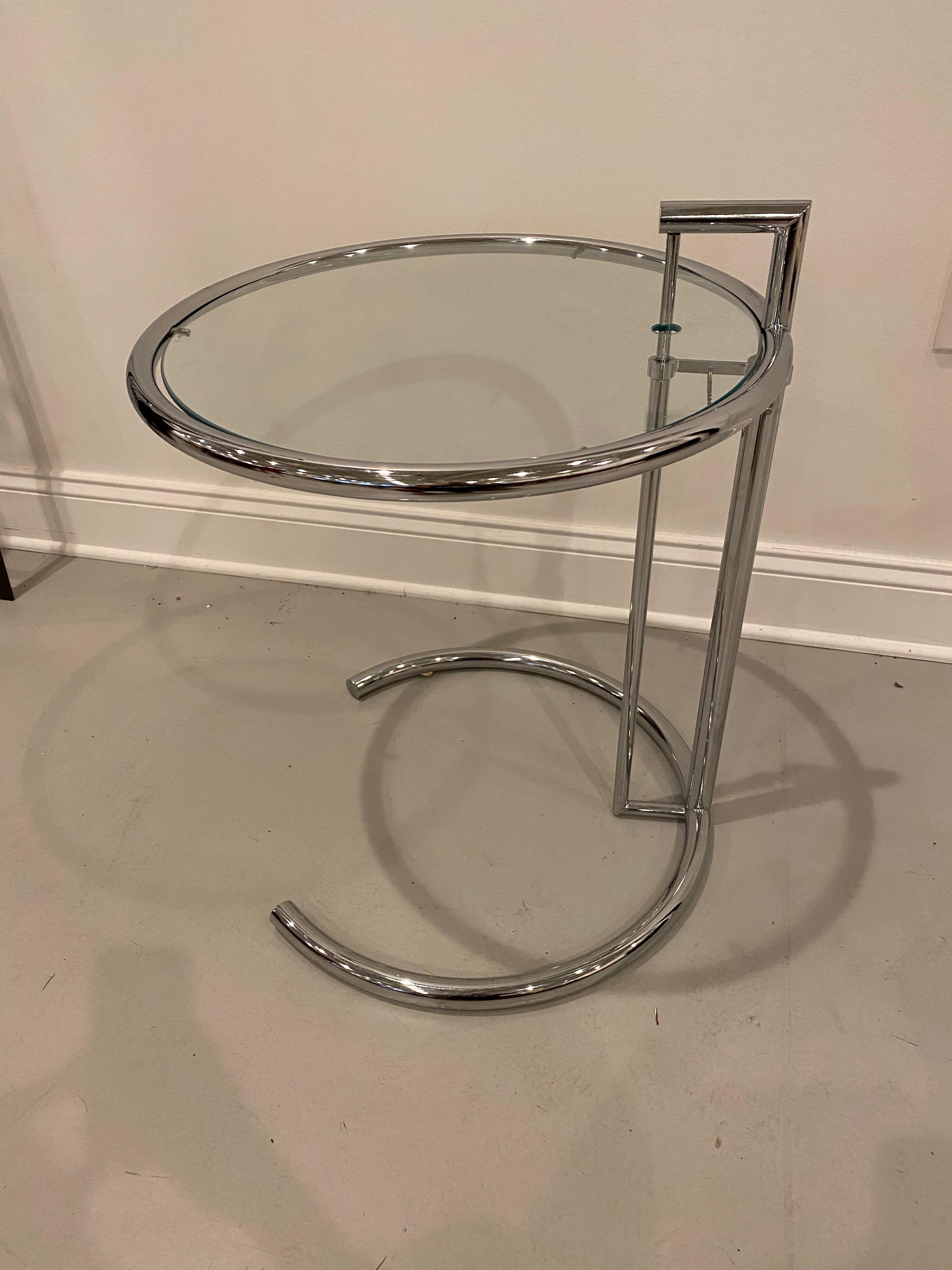 Mid-Century Modern side table having glass and chrome. The side table has an adjustable base that sit on a chrome C-base. Single table.

MeasuresL Table height 21.5 inches.

  