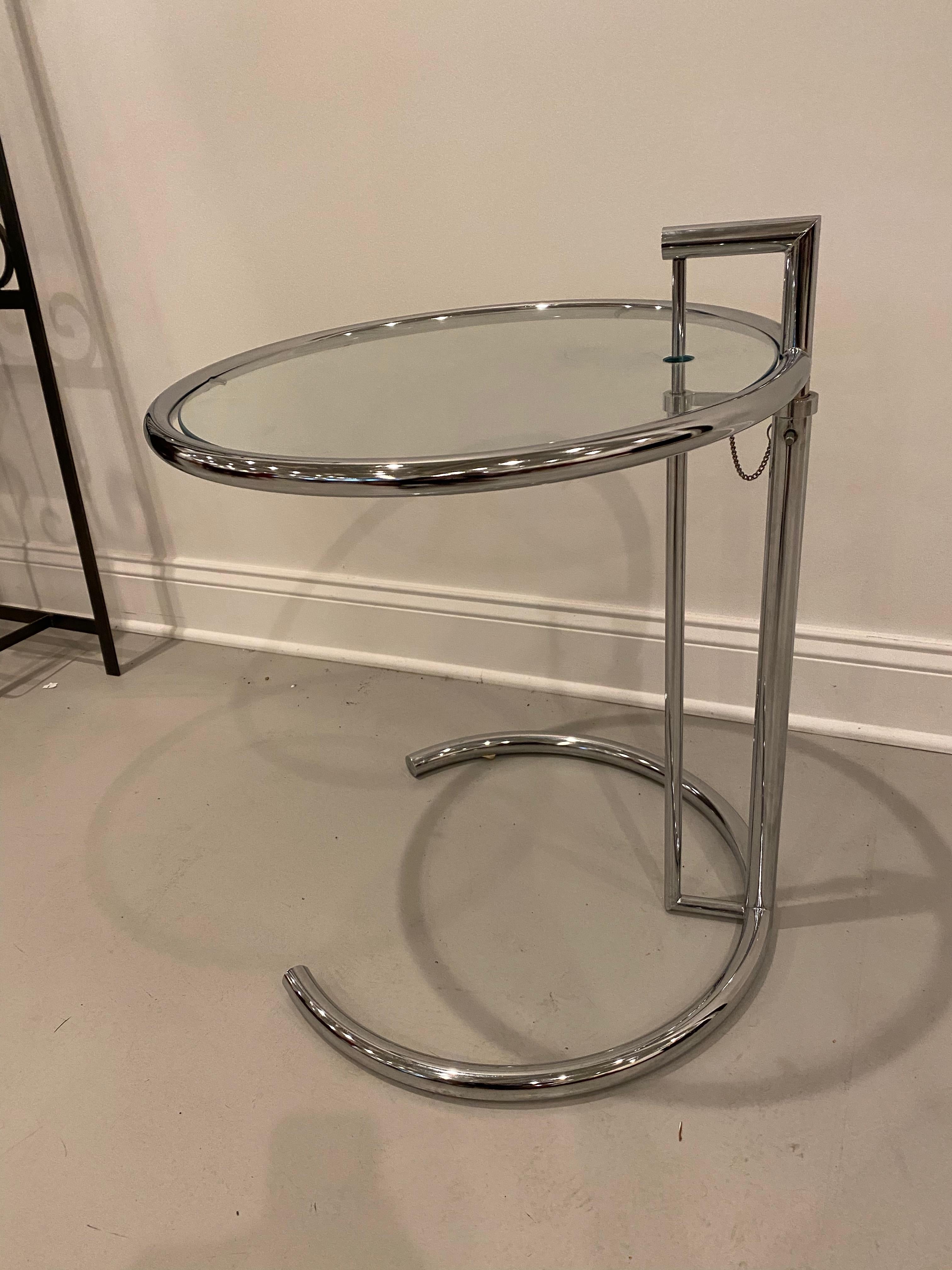Table réglable en chrome et verre, mi-siècle moderne Excellent état - En vente à North Bergen, NJ