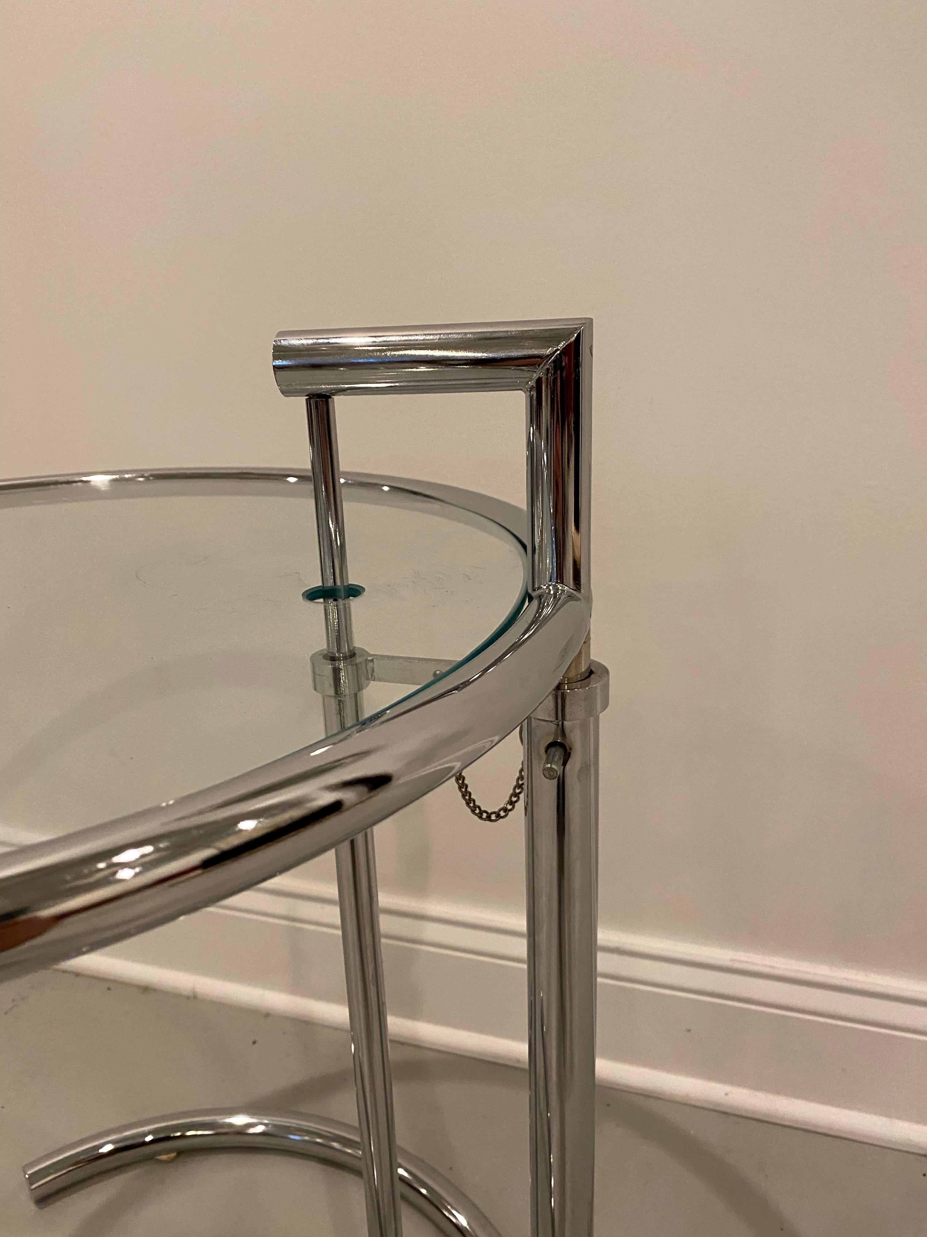 Fin du 20e siècle Table réglable en chrome et verre, mi-siècle moderne en vente