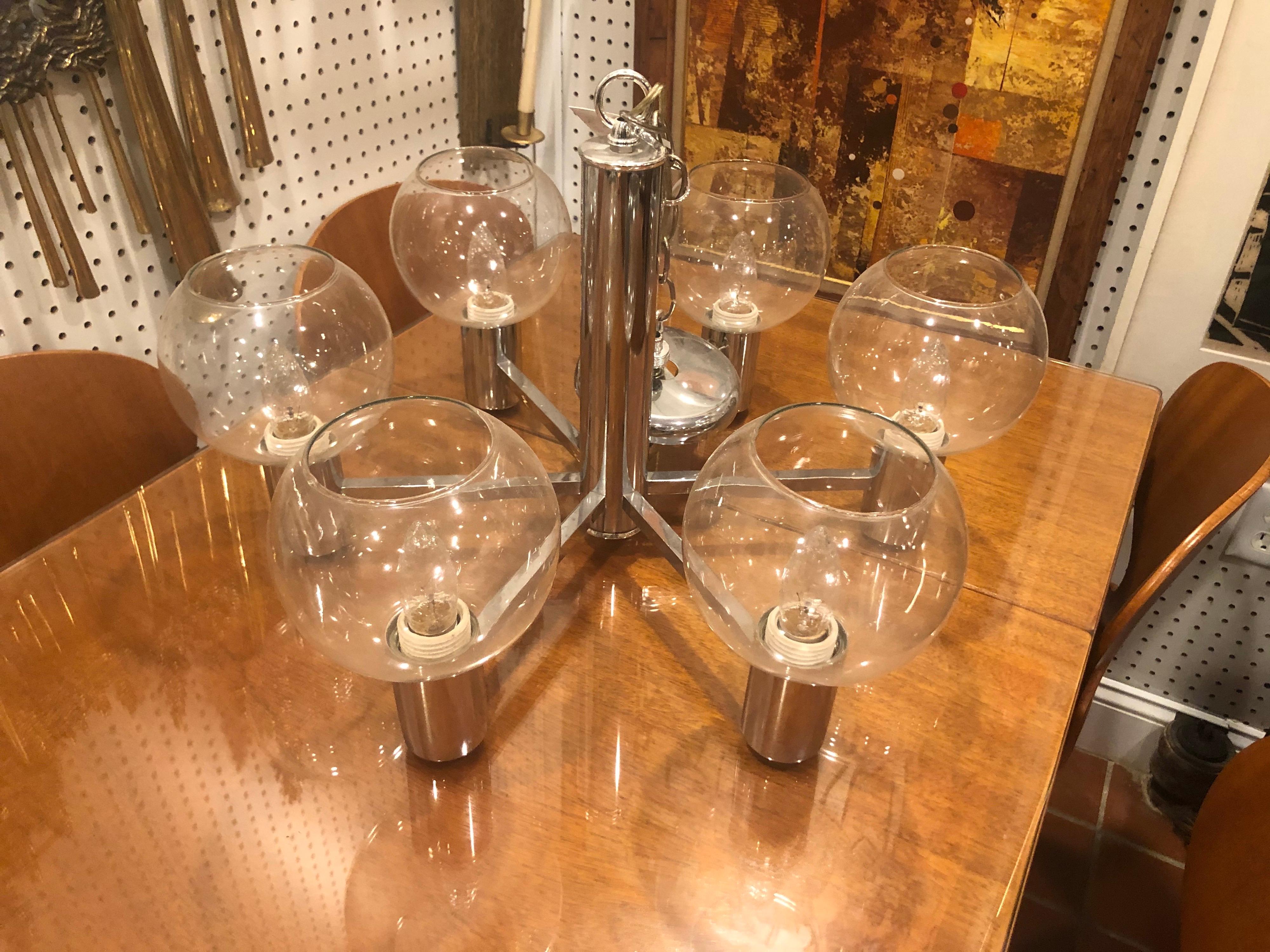 Mid-Century Modern Kronleuchter aus Chrom und Glas. Atomare sechsarmige Leuchte im Sputnik-Stil, wahrscheinlich von Lightolier. Klassisches Space Age im Stil der 1960er Jahre. Die Glasschirme sind klar. 