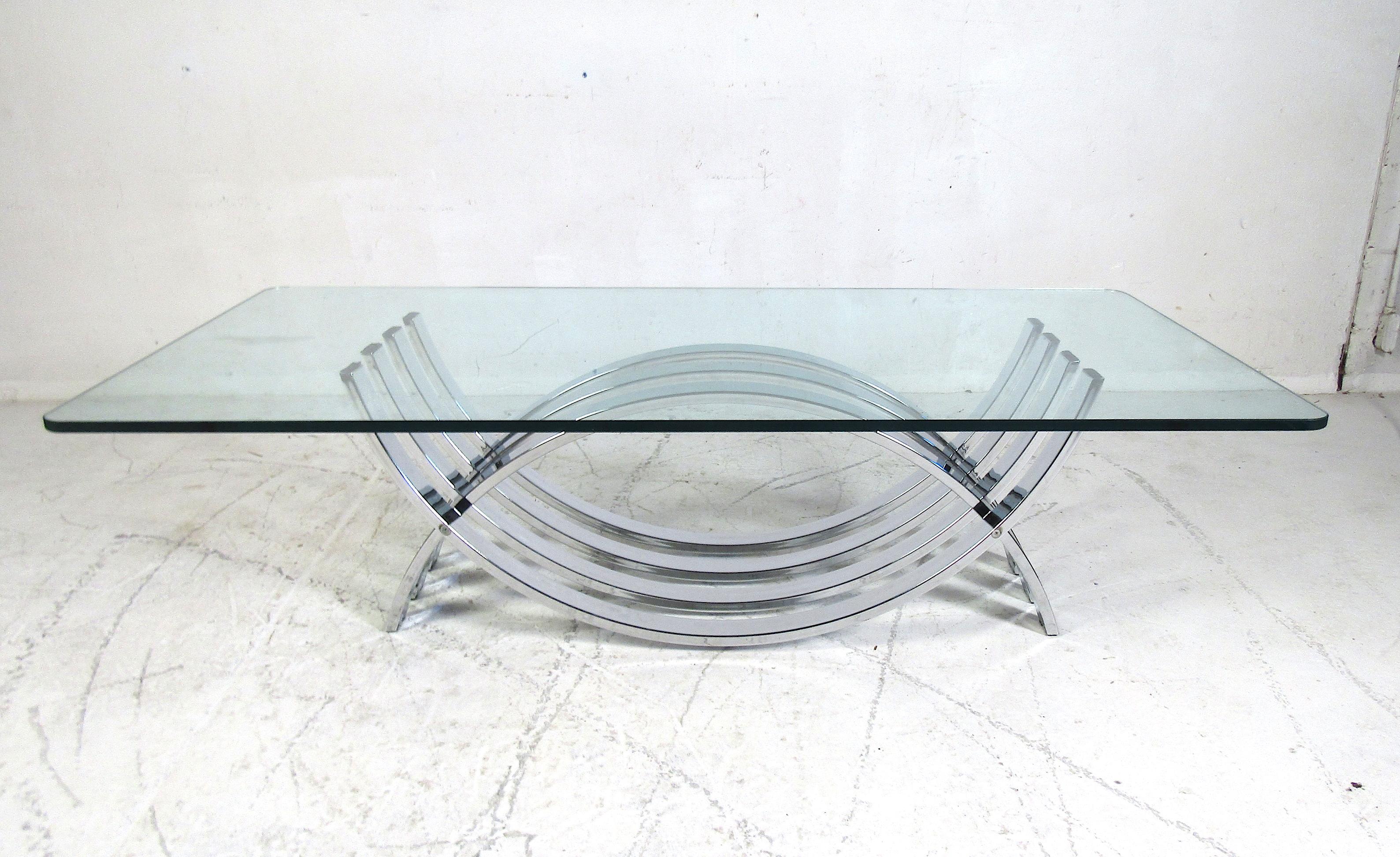 Mid-Century Modern Table basse en chrome et verre de style mi-siècle moderne par DIA