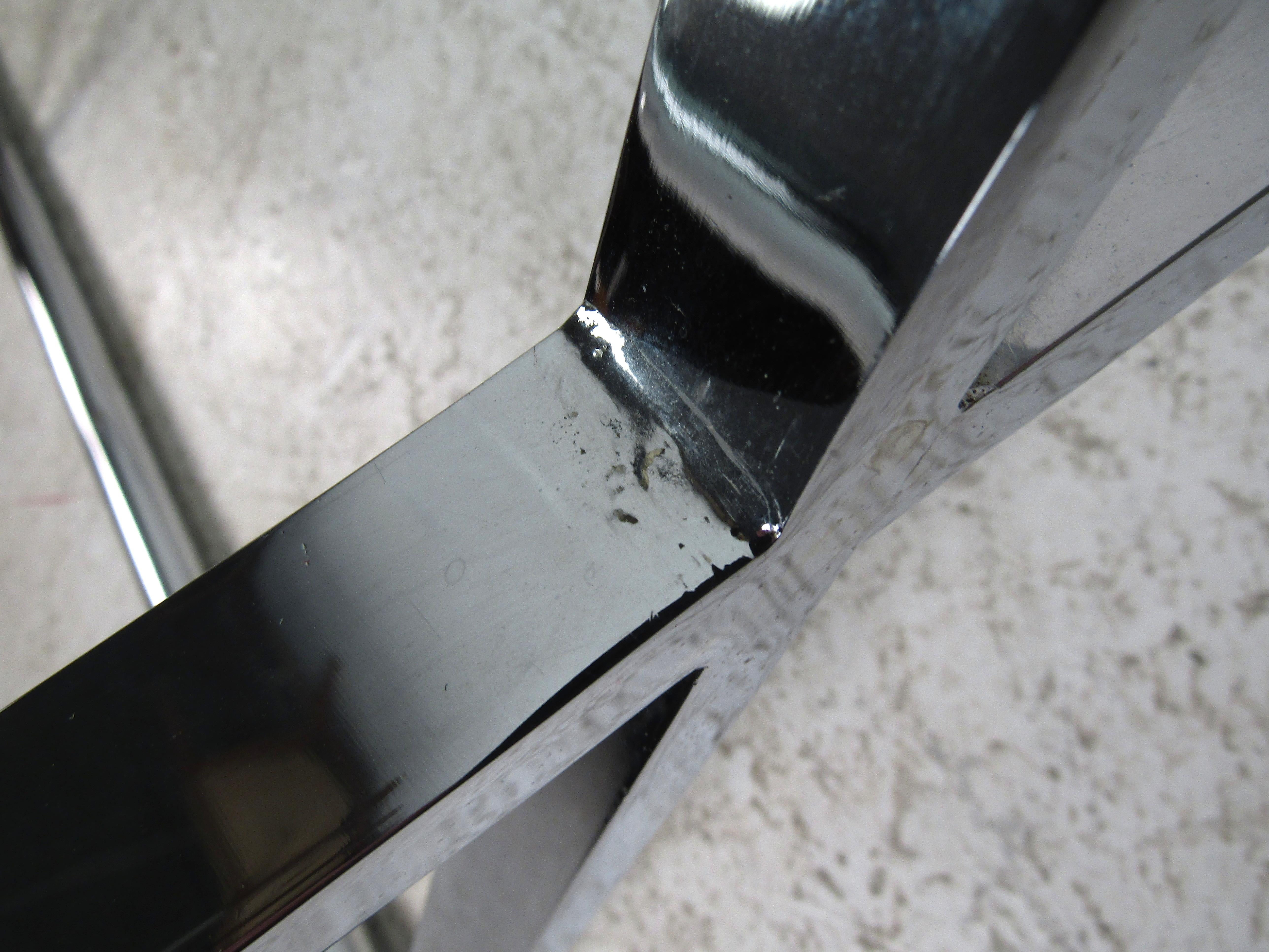 Table basse moderne en chrome et verre:: datant du milieu du siècle dernier en vente 4