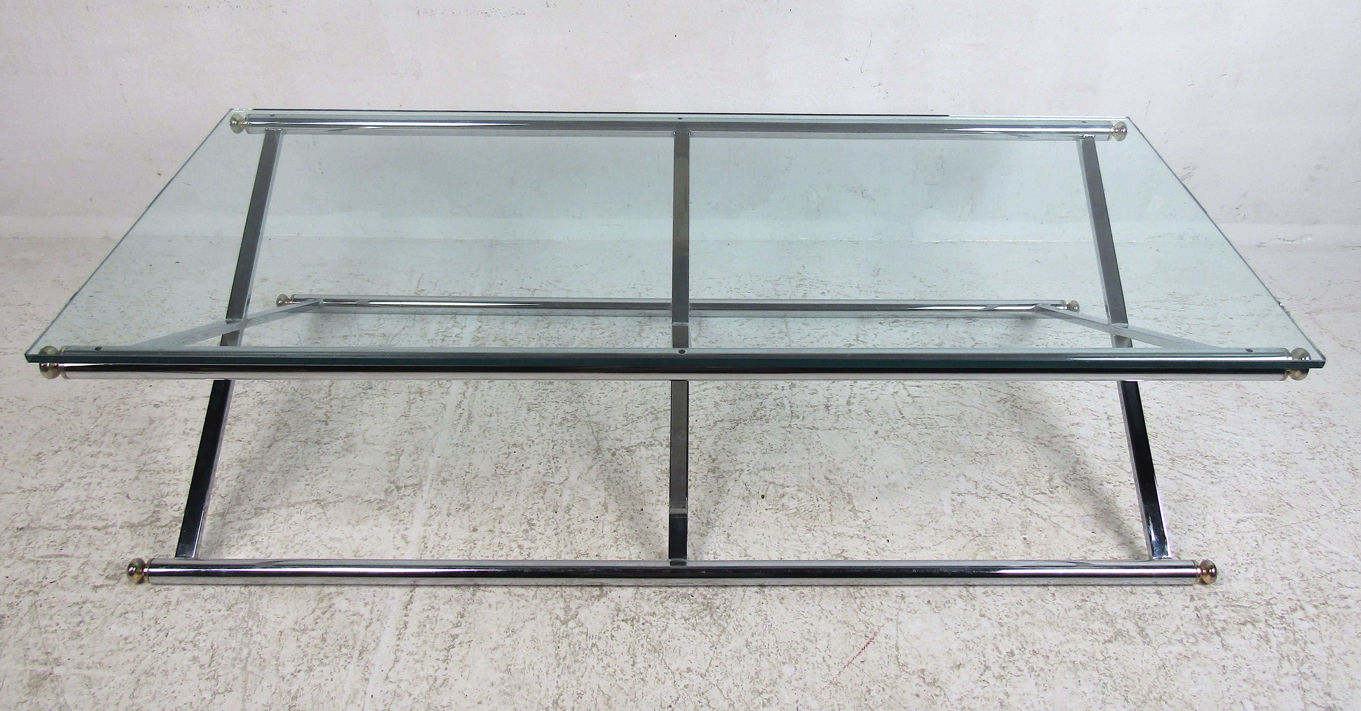 Mid-Century Modern Chrome and Glass Coffee Table In Good Condition For Sale In Brooklyn, NY