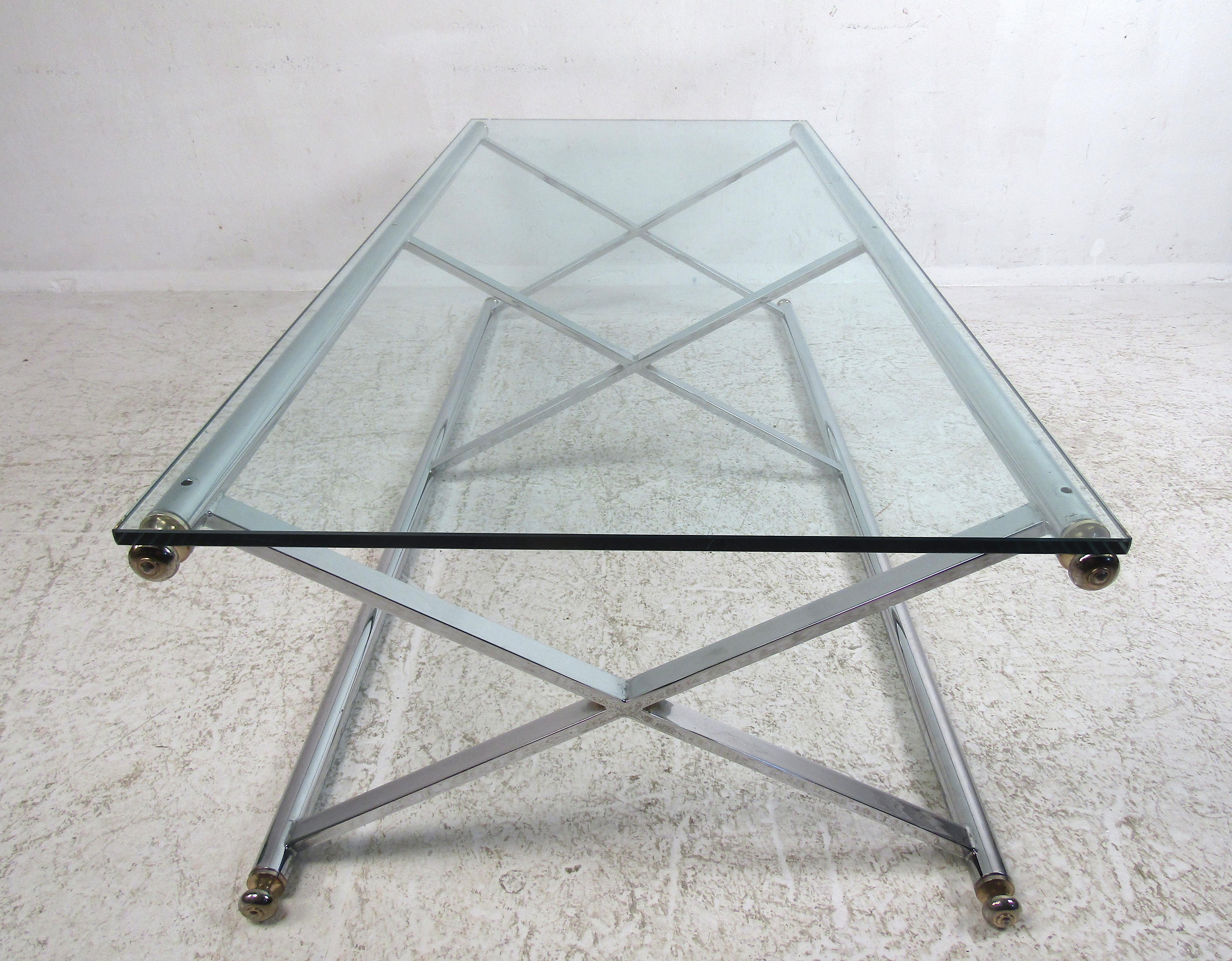 Verre Table basse moderne en chrome et verre:: datant du milieu du siècle dernier en vente