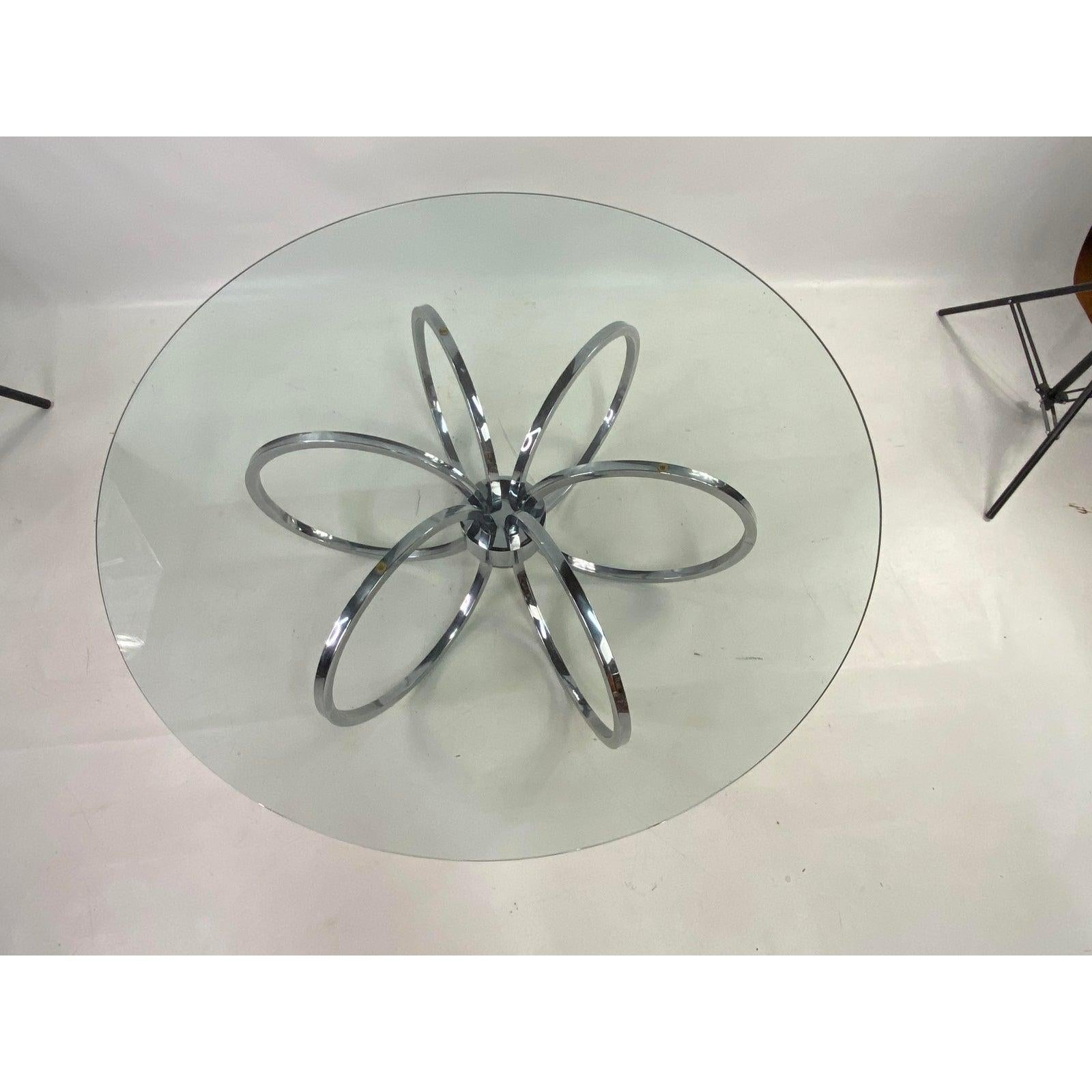 Mid-Century Modern Table basse en chrome et verre de style moderne du milieu du siècle dernier, d'après Milo Baughman en vente