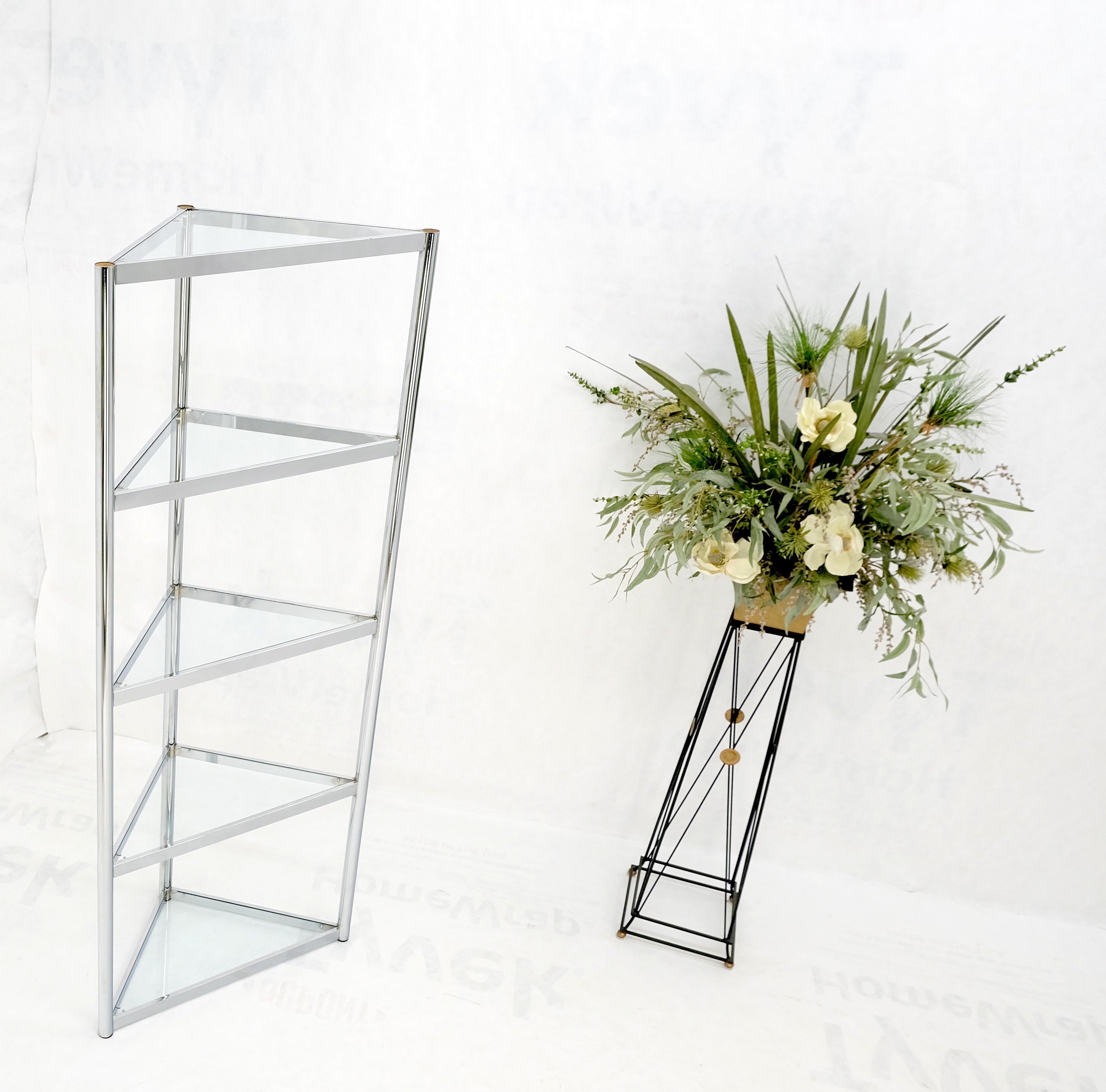 Mid-Century Modern Chrome and Glass Corner Etagere Mint! In Good Condition In Rockaway, NJ