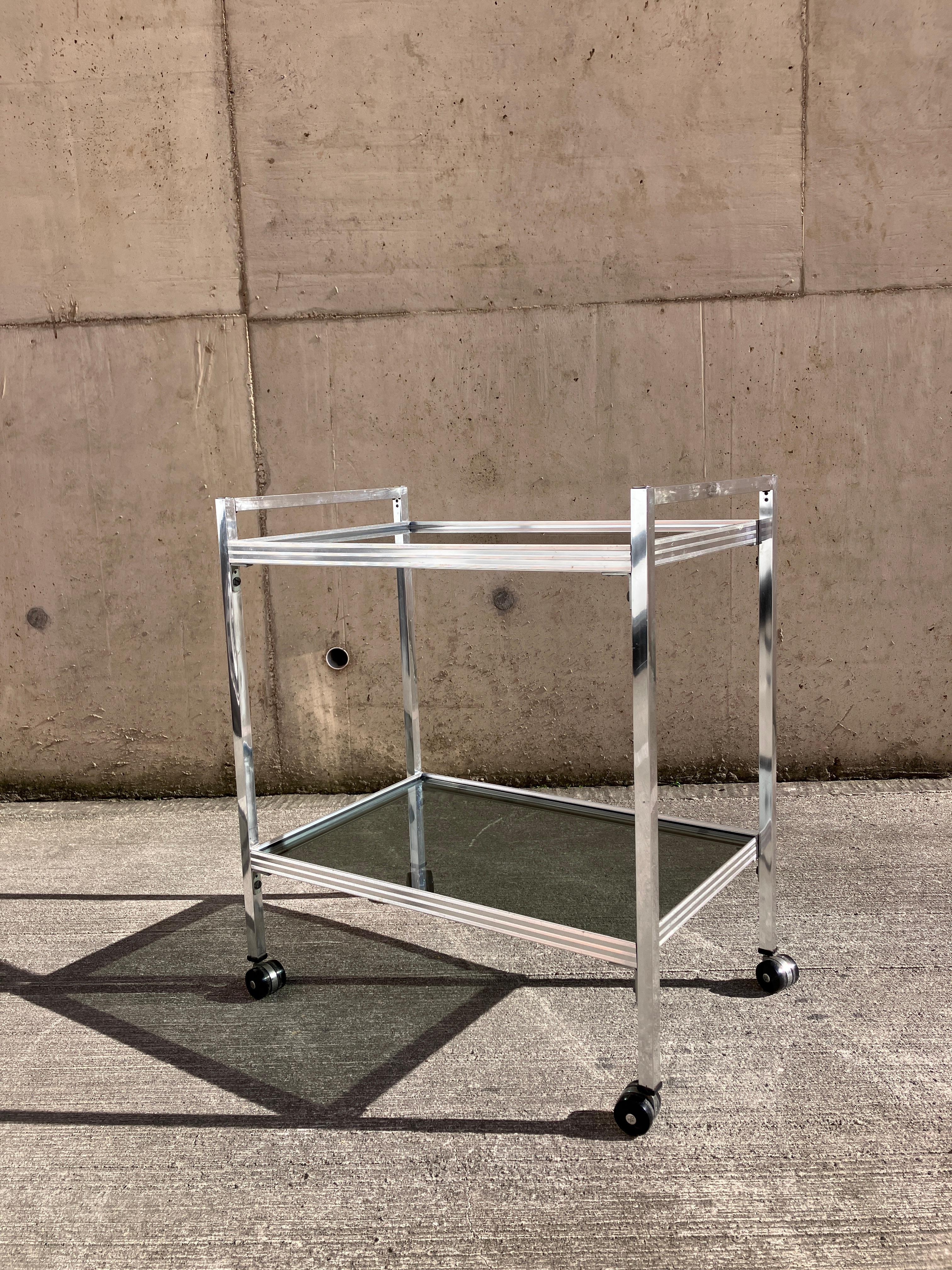 Mid-Century Modern Chariot à boissons en verre et chrome The Moderns en vente