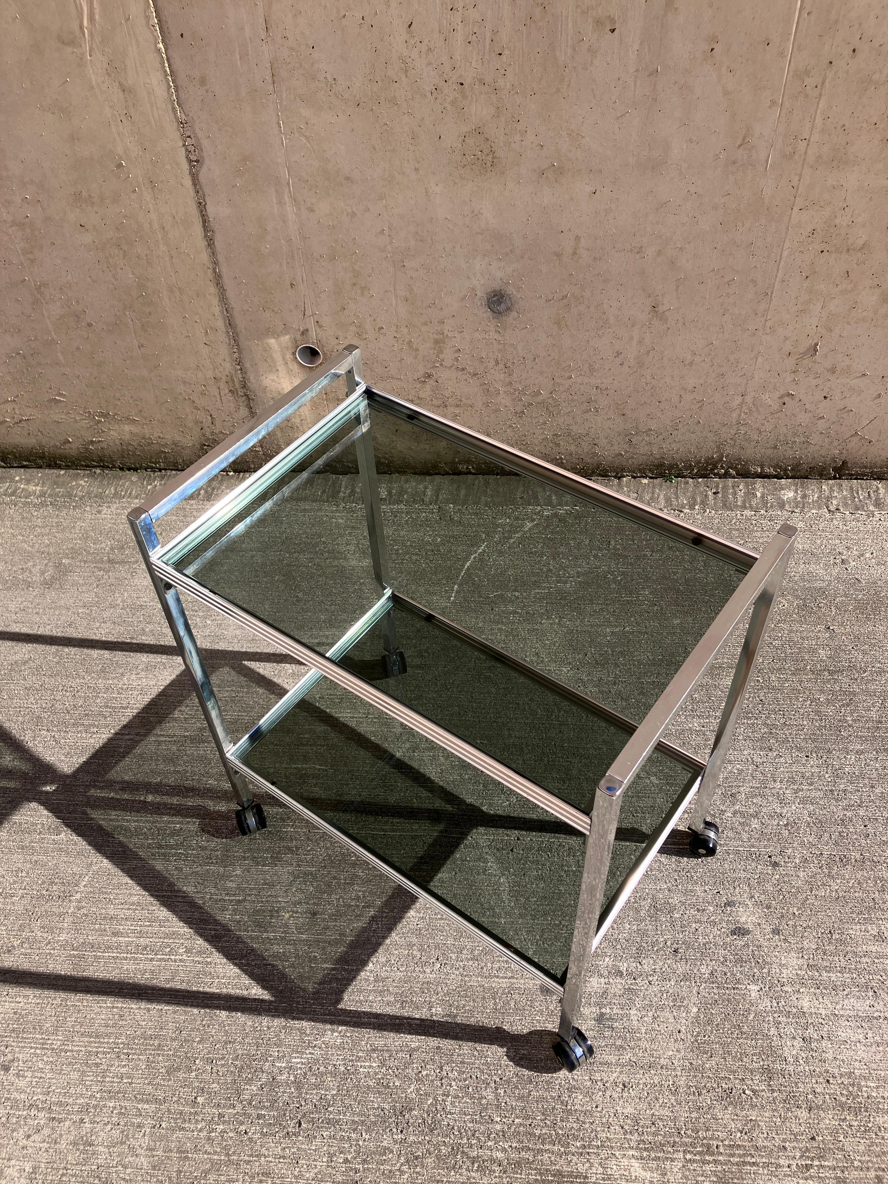 Milieu du XXe siècle Chariot à boissons en verre et chrome The Moderns en vente