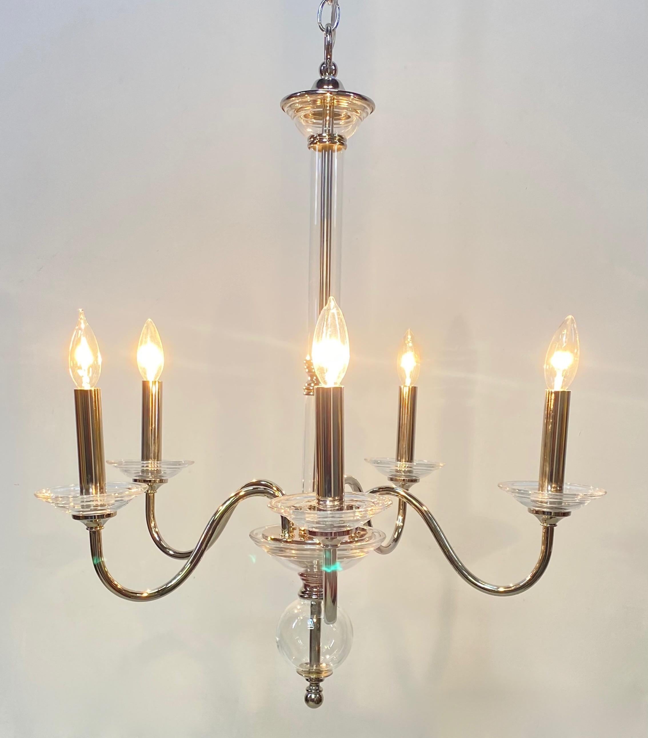 A very high quality sleek modern style chrome and glass 5-arm ceiling light fixture.
Newly re-wired.
American, mid 20th century.
We can shorten the length of the chain to the buyers specifications.
Measurement of fixture without chain 29.5 inch high