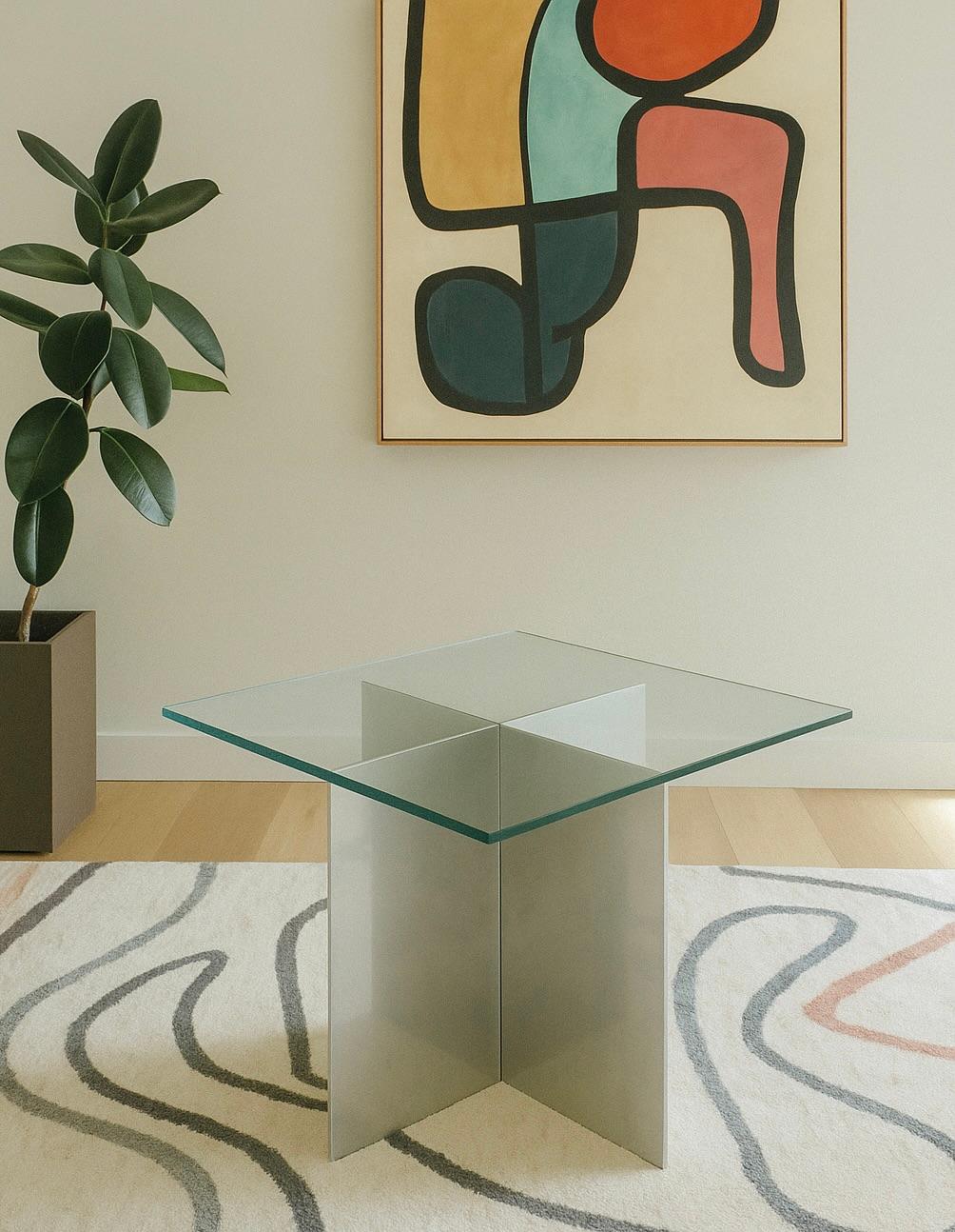 Tavolino moderno del Mid Century caratterizzato da una base cromata intersecante sormontata da una spessa superficie in vetro con bordi verdi. Progettato con linee architettoniche pulite e un'estetica minimalista, questo tavolo incarna la